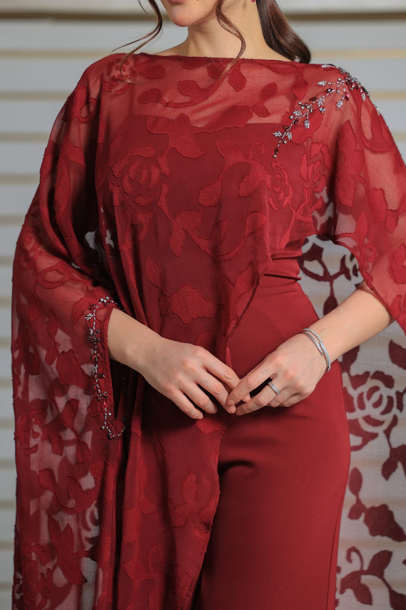 جمبسوت مع كاب شفاف مزخرف برسومات ورود ناعمة عودي