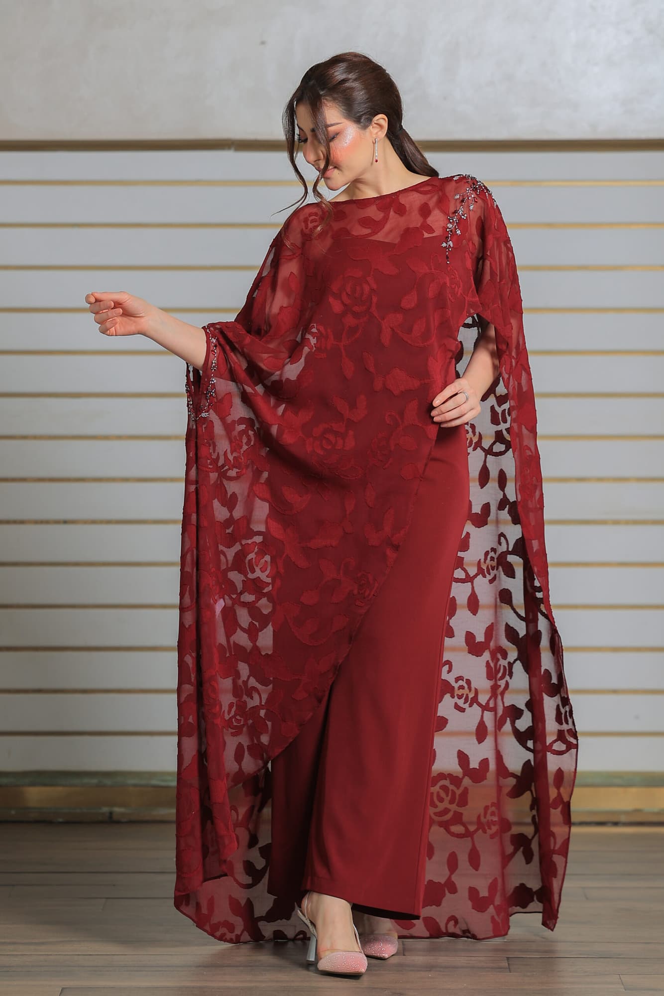 جمبسوت مع كاب شفاف مزخرف برسومات ورود ناعمة