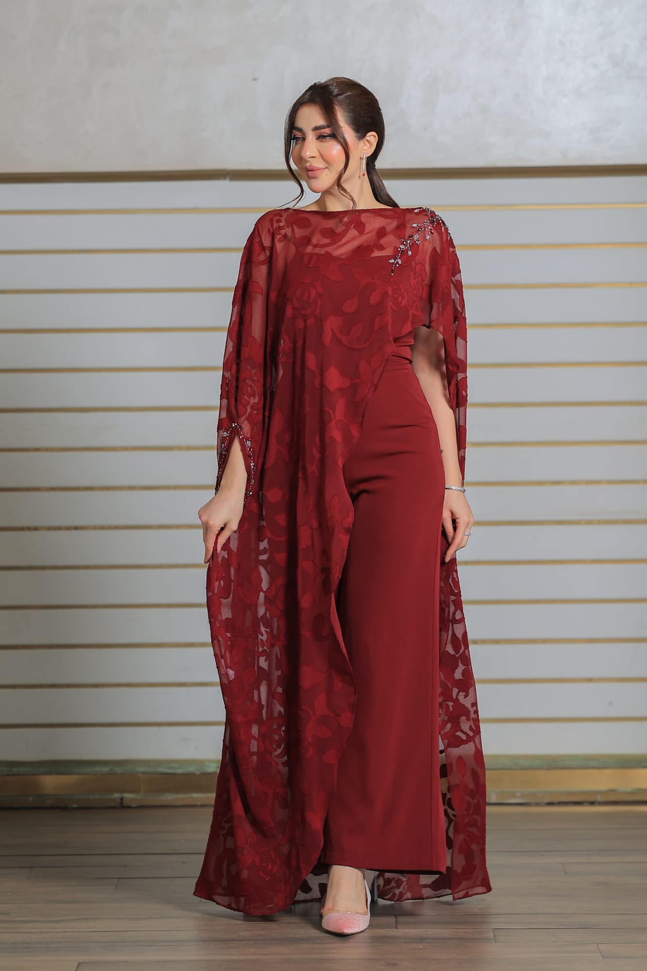 جمبسوت مع كاب شفاف مزخرف برسومات ورود ناعمة