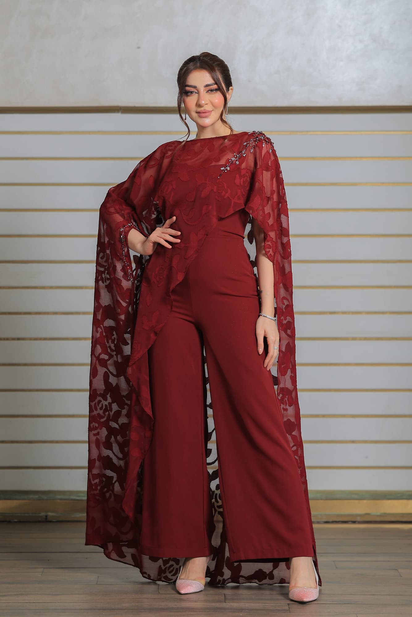 جمبسوت مع كاب شفاف مزخرف برسومات ورود ناعمة