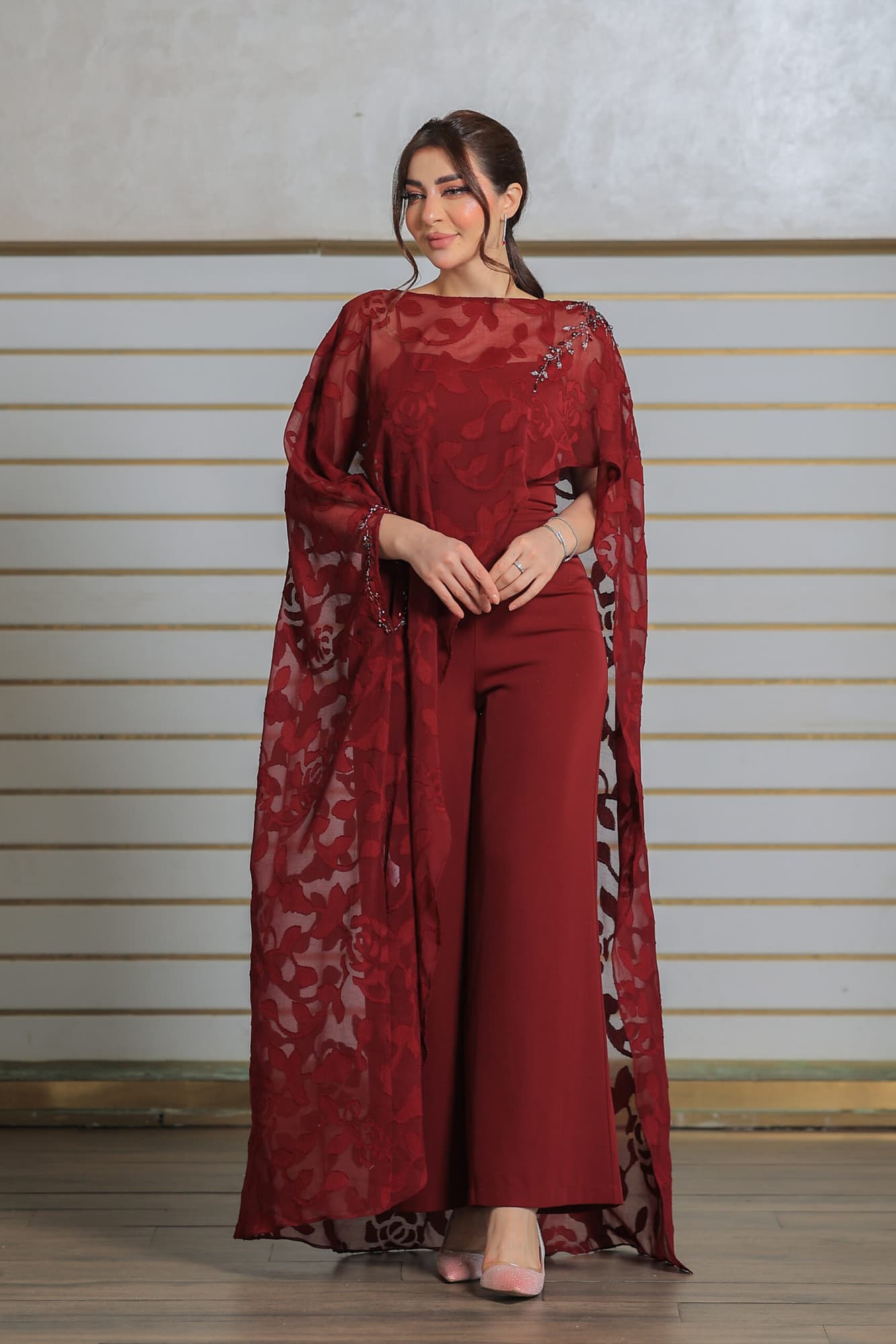 جمبسوت مع كاب شفاف مزخرف برسومات ورود ناعمة