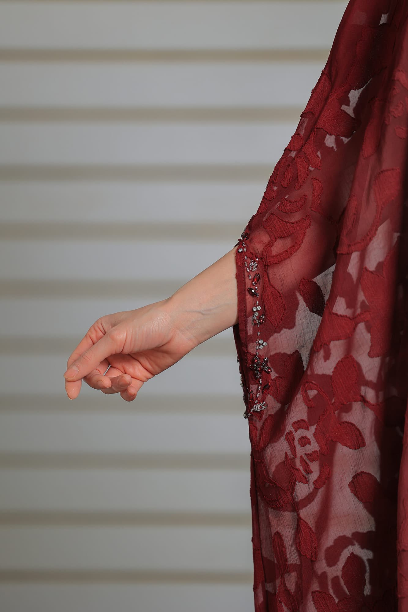 جمبسوت مع كاب شفاف مزخرف برسومات ورود ناعمة