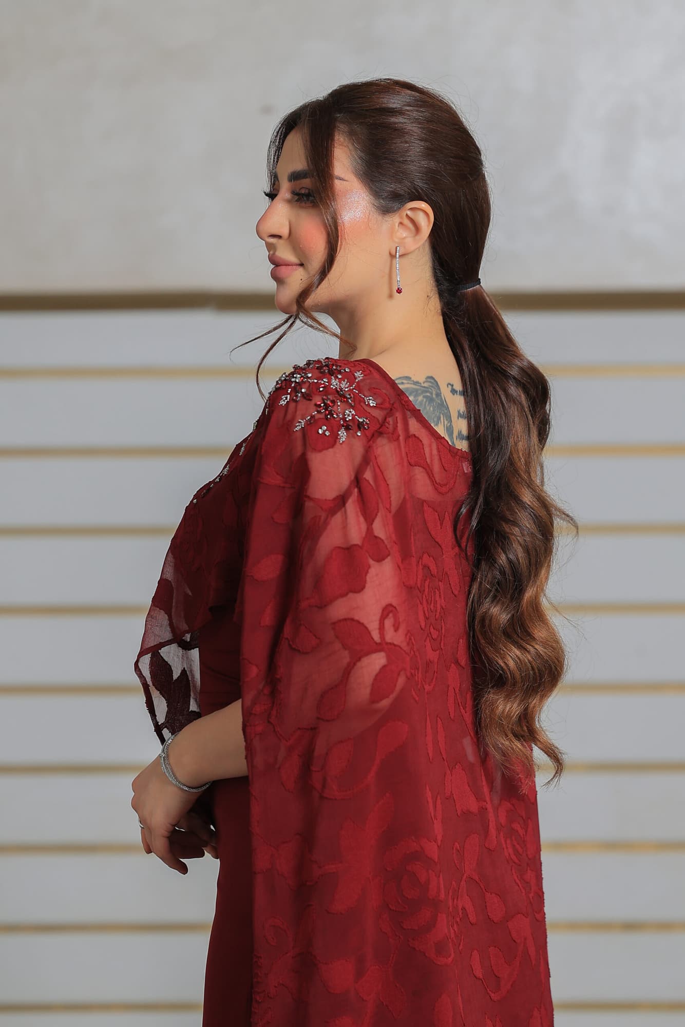 جمبسوت مع كاب شفاف مزخرف برسومات ورود ناعمة