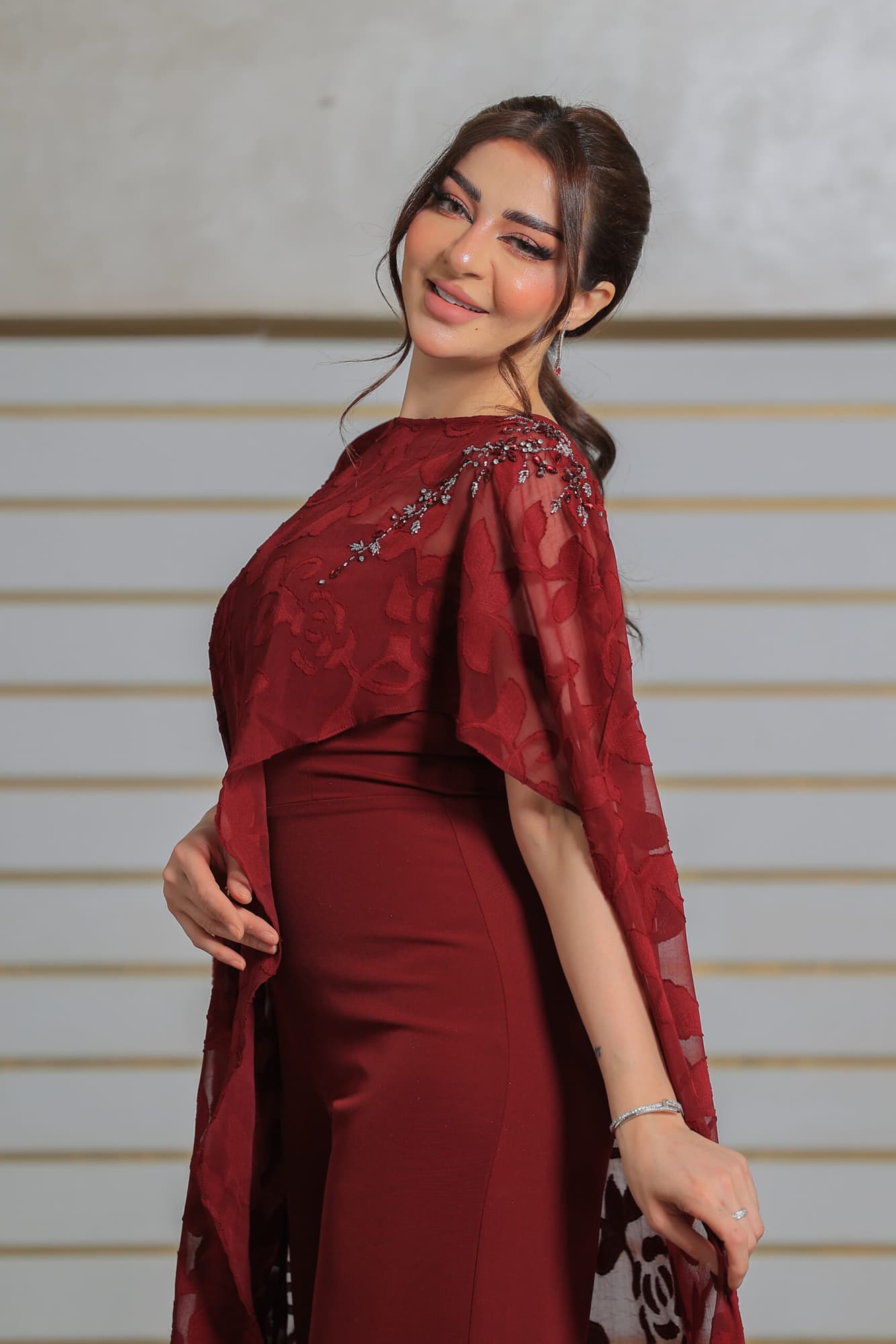 جمبسوت مع كاب شفاف مزخرف برسومات ورود ناعمة