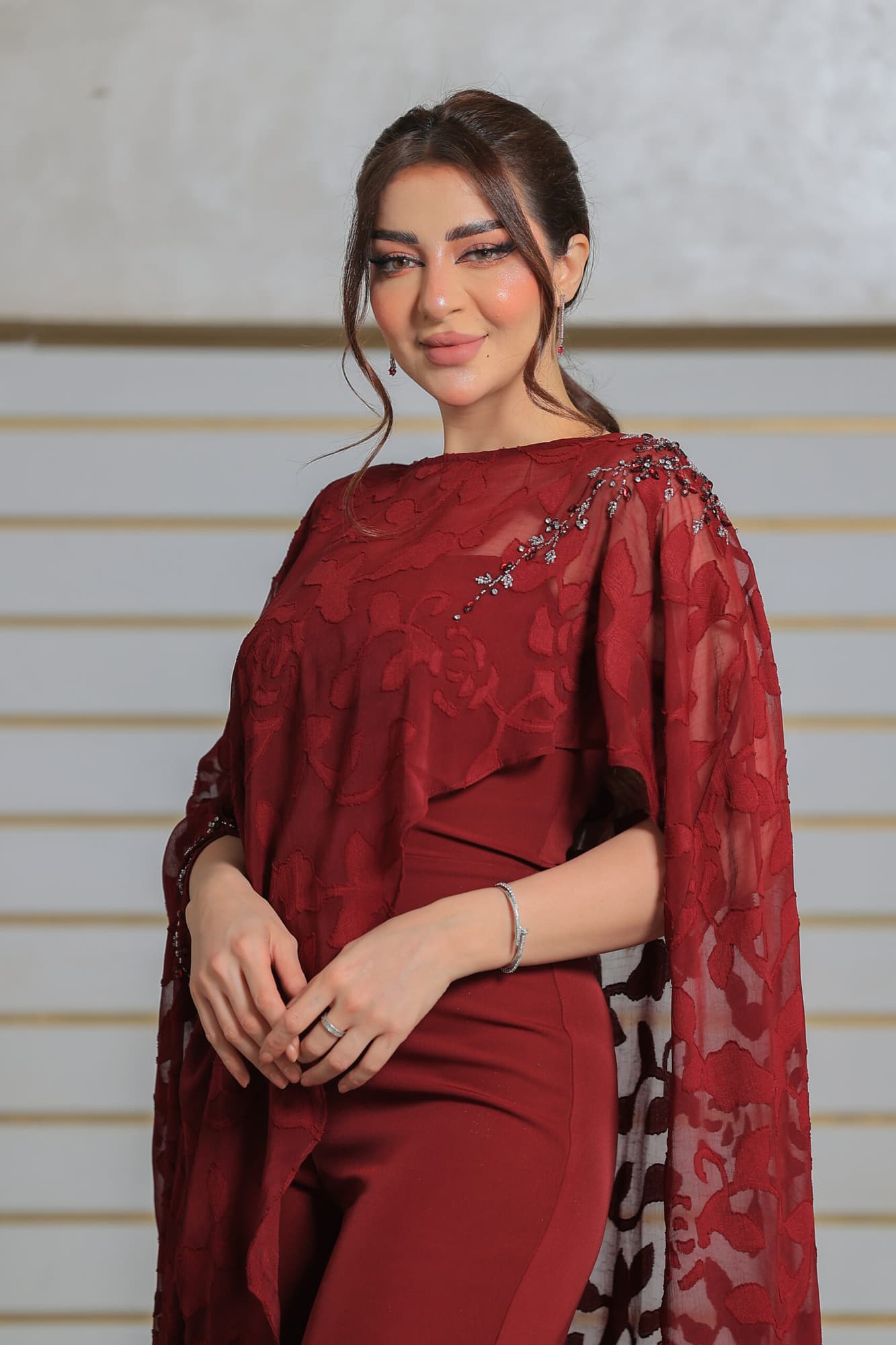 جمبسوت مع كاب شفاف مزخرف برسومات ورود ناعمة