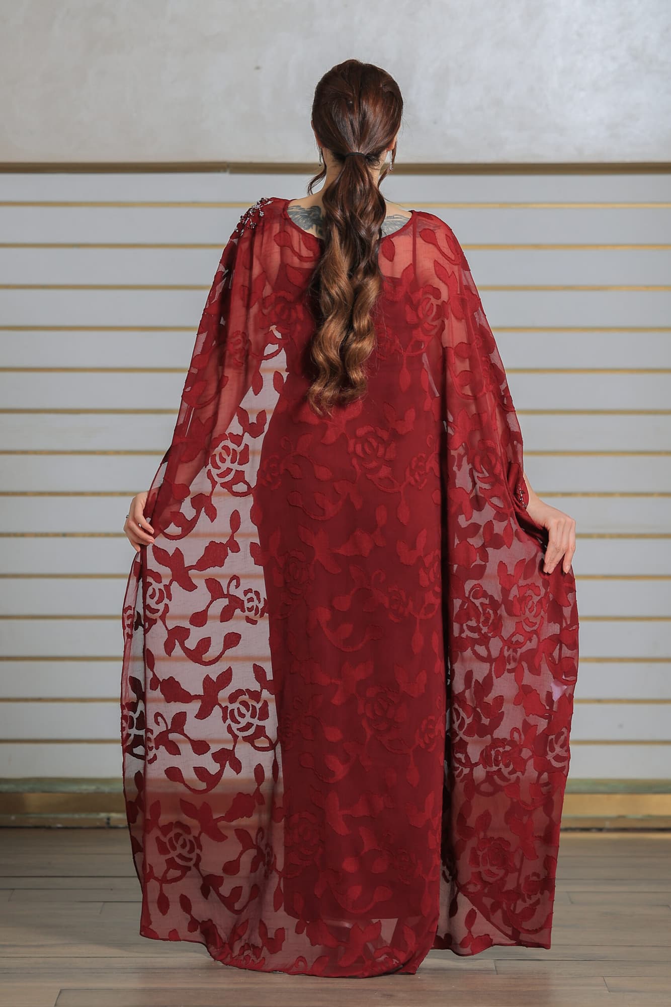 جمبسوت مع كاب شفاف مزخرف برسومات ورود ناعمة