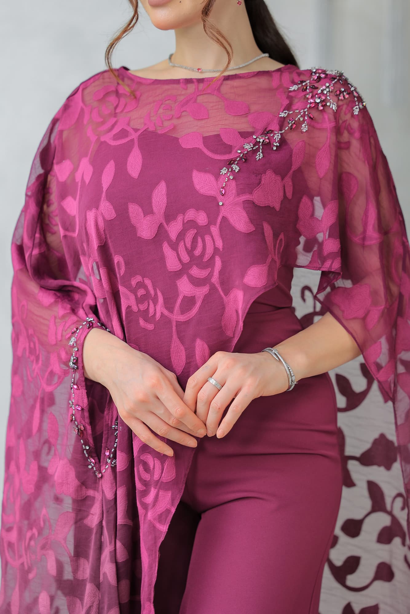 جمبسوت مع كاب شفاف مزخرف برسومات ورود ناعمة روز