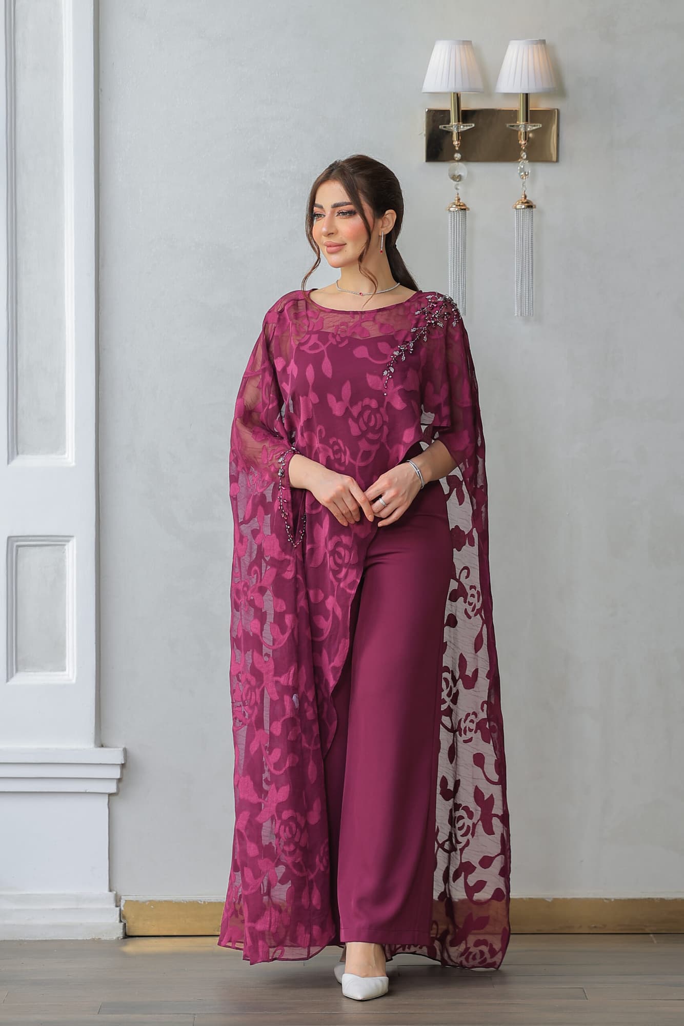 جمبسوت مع كاب شفاف مزخرف برسومات ورود ناعمة