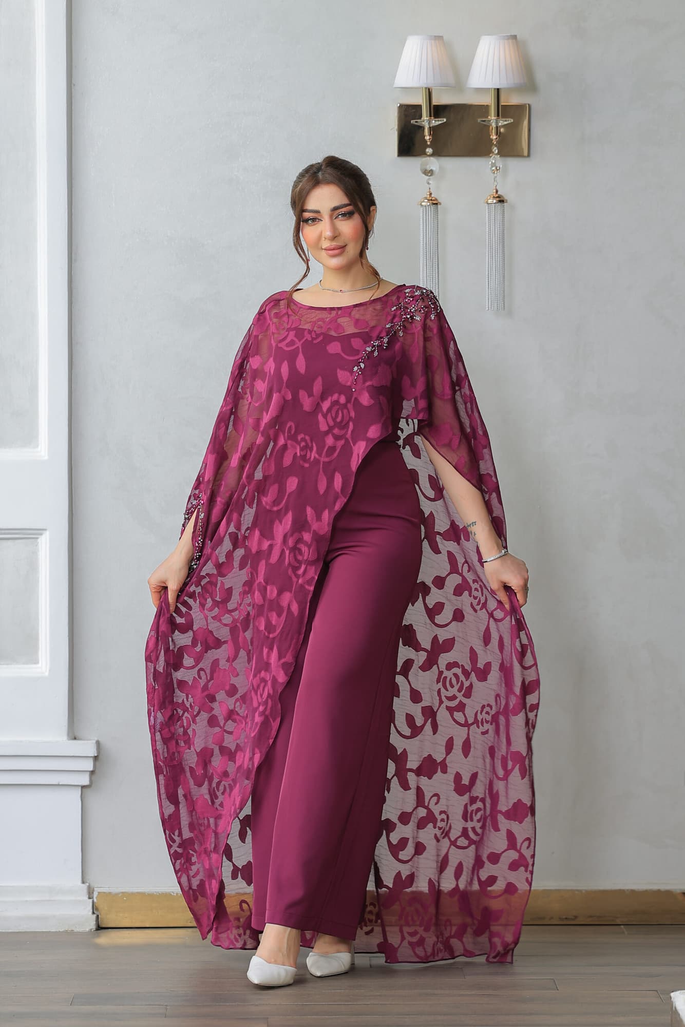 جمبسوت مع كاب شفاف مزخرف برسومات ورود ناعمة