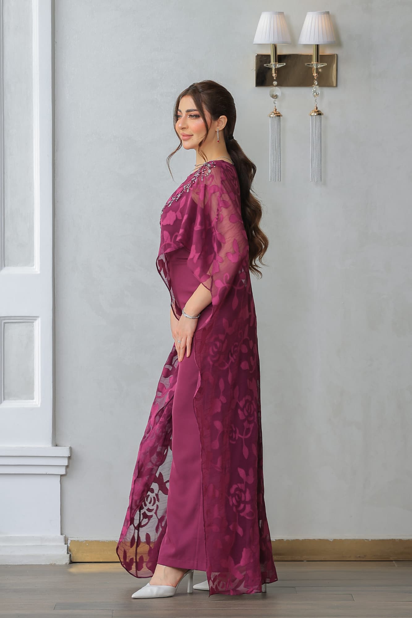 جمبسوت مع كاب شفاف مزخرف برسومات ورود ناعمة