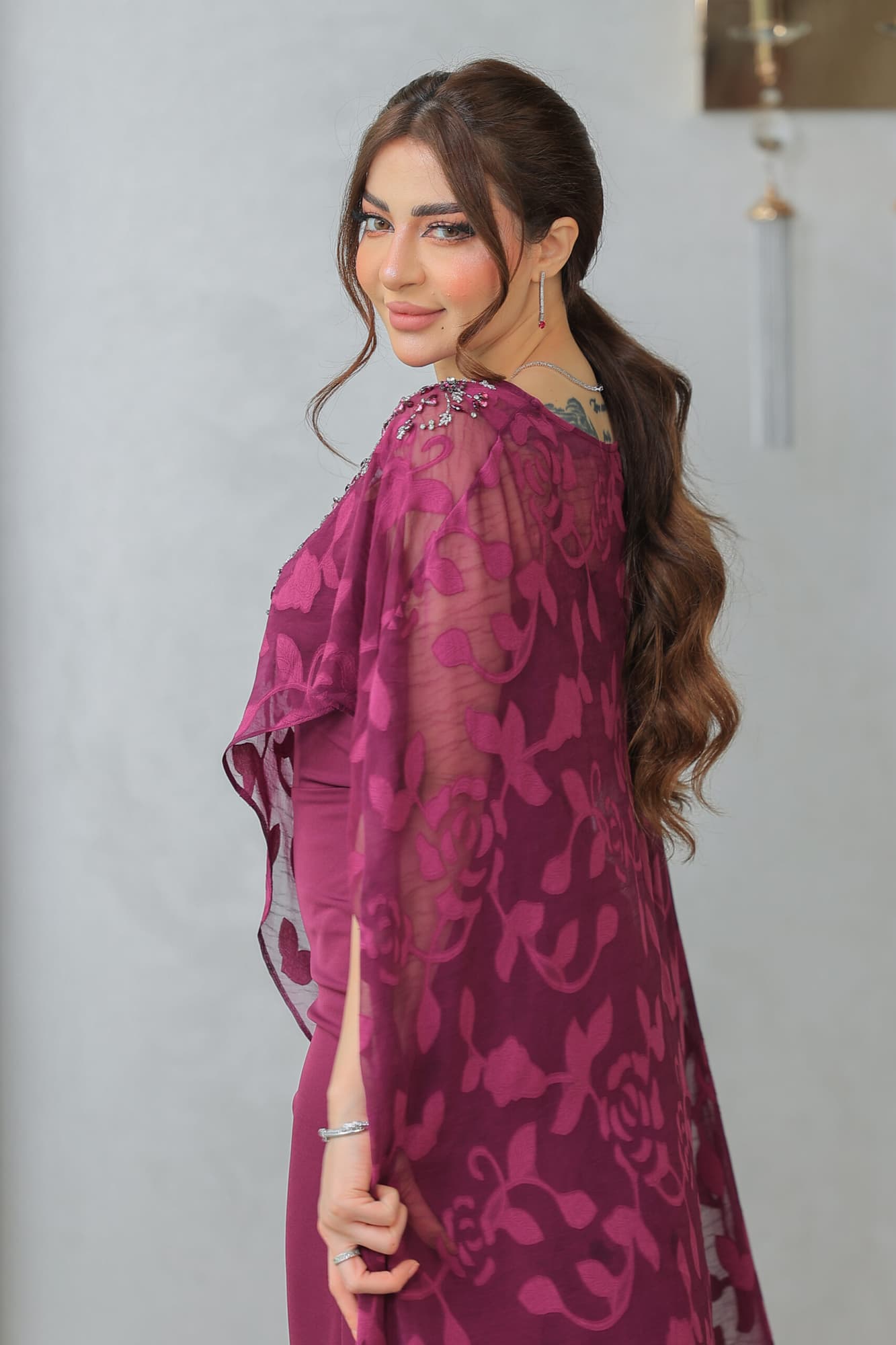 جمبسوت مع كاب شفاف مزخرف برسومات ورود ناعمة