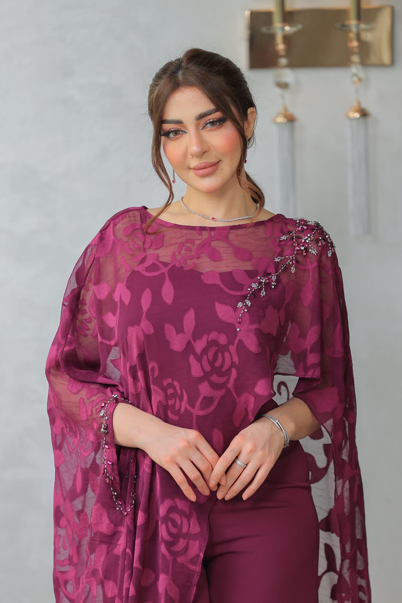 جمبسوت مع كاب شفاف مزخرف برسومات ورود ناعمة