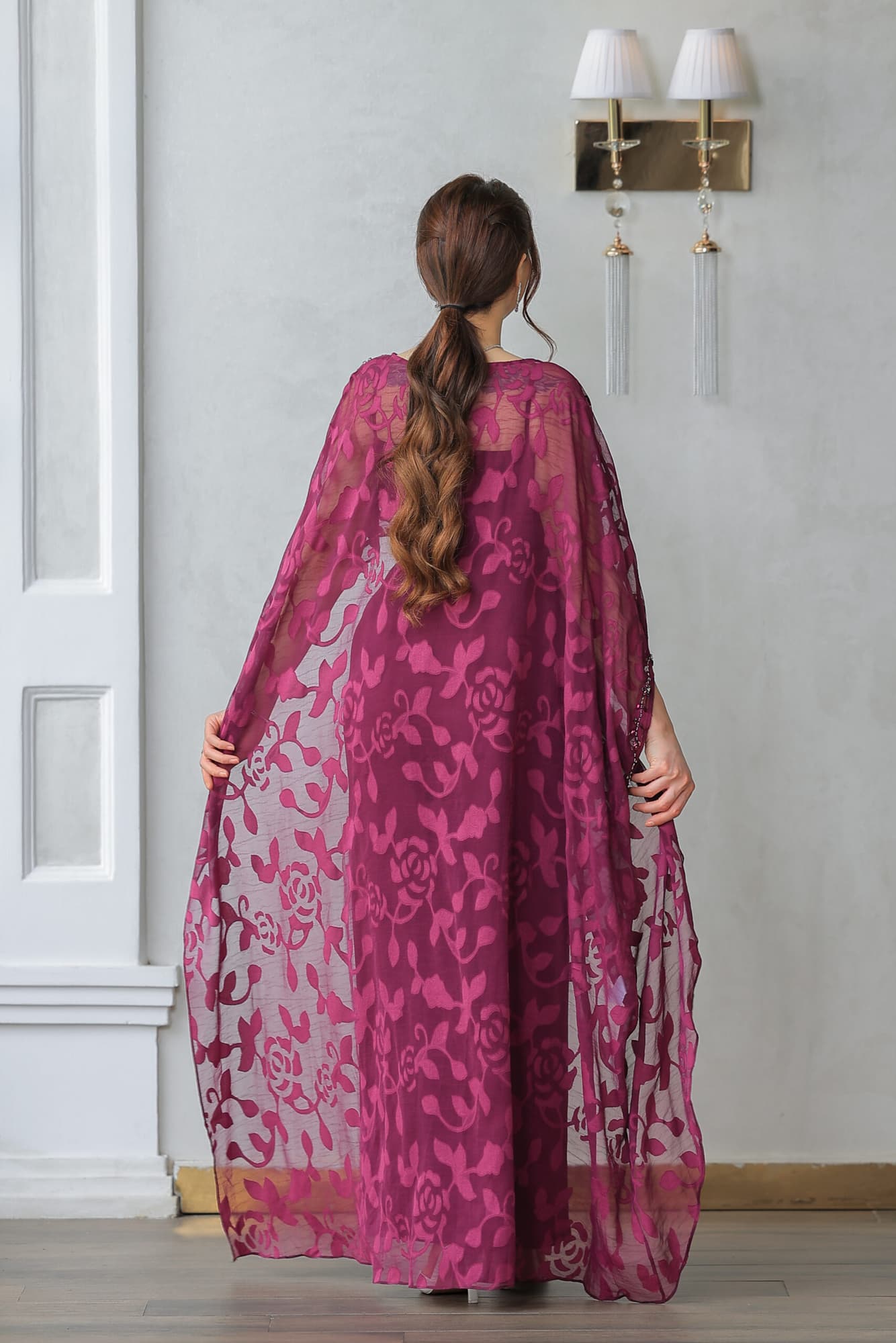 جمبسوت مع كاب شفاف مزخرف برسومات ورود ناعمة