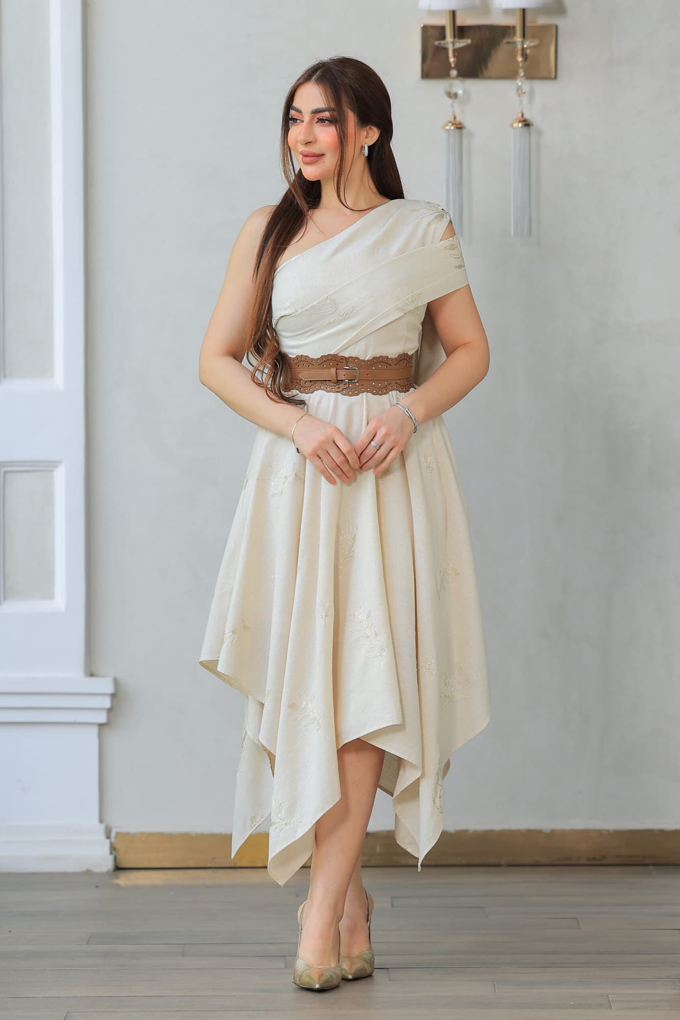 فستان راقٍ وأنيق يتميز بقصة غير متماثلة مع كتف مكشوف