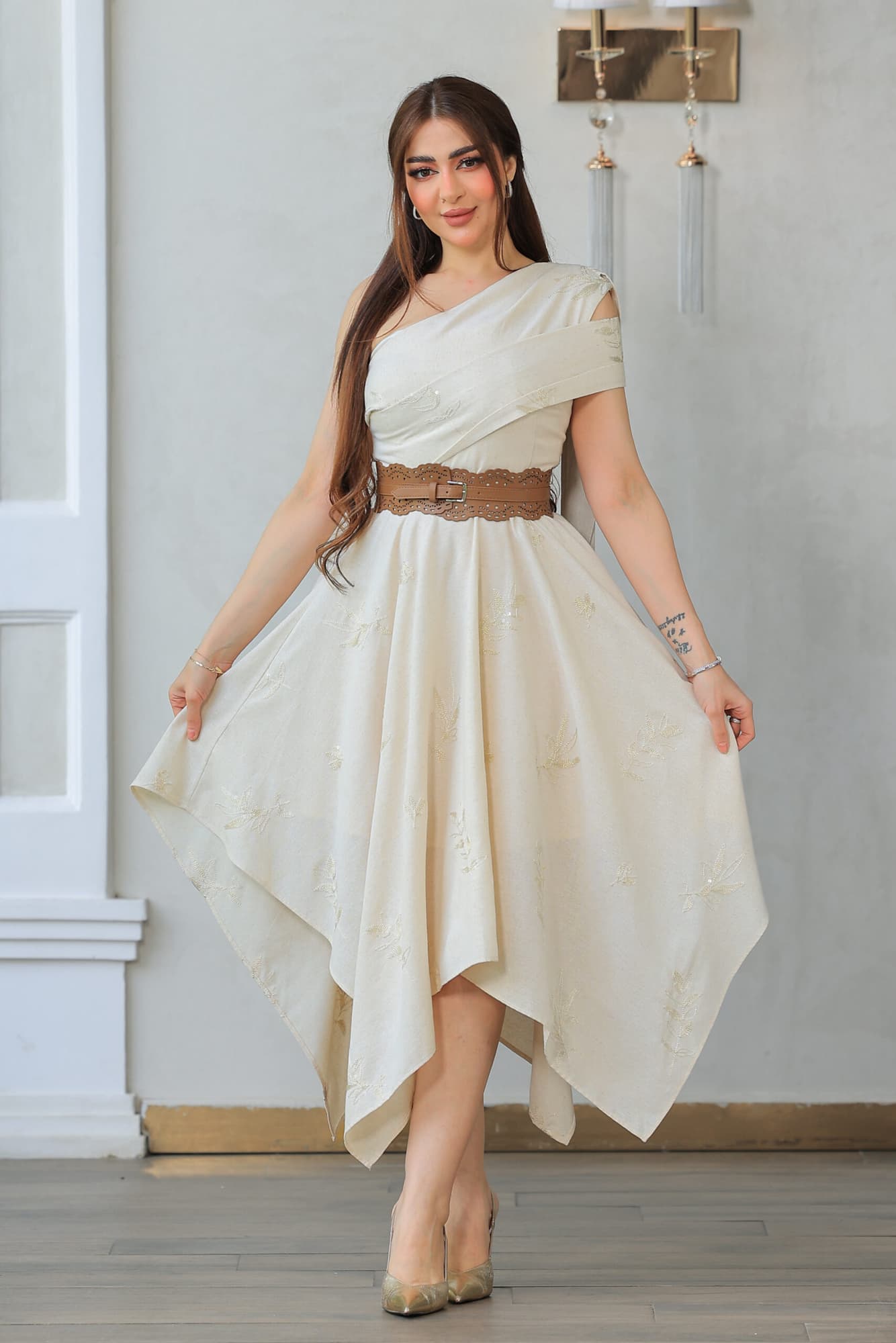 فستان راقٍ وأنيق يتميز بقصة غير متماثلة مع كتف مكشوف