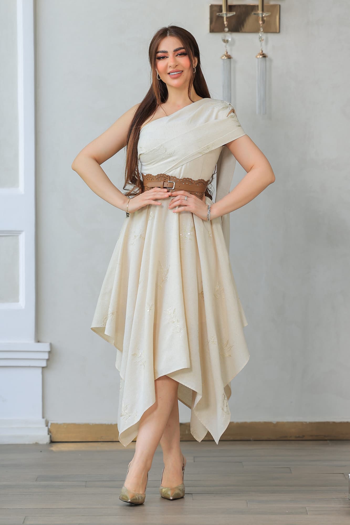 فستان راقٍ وأنيق يتميز بقصة غير متماثلة مع كتف مكشوف