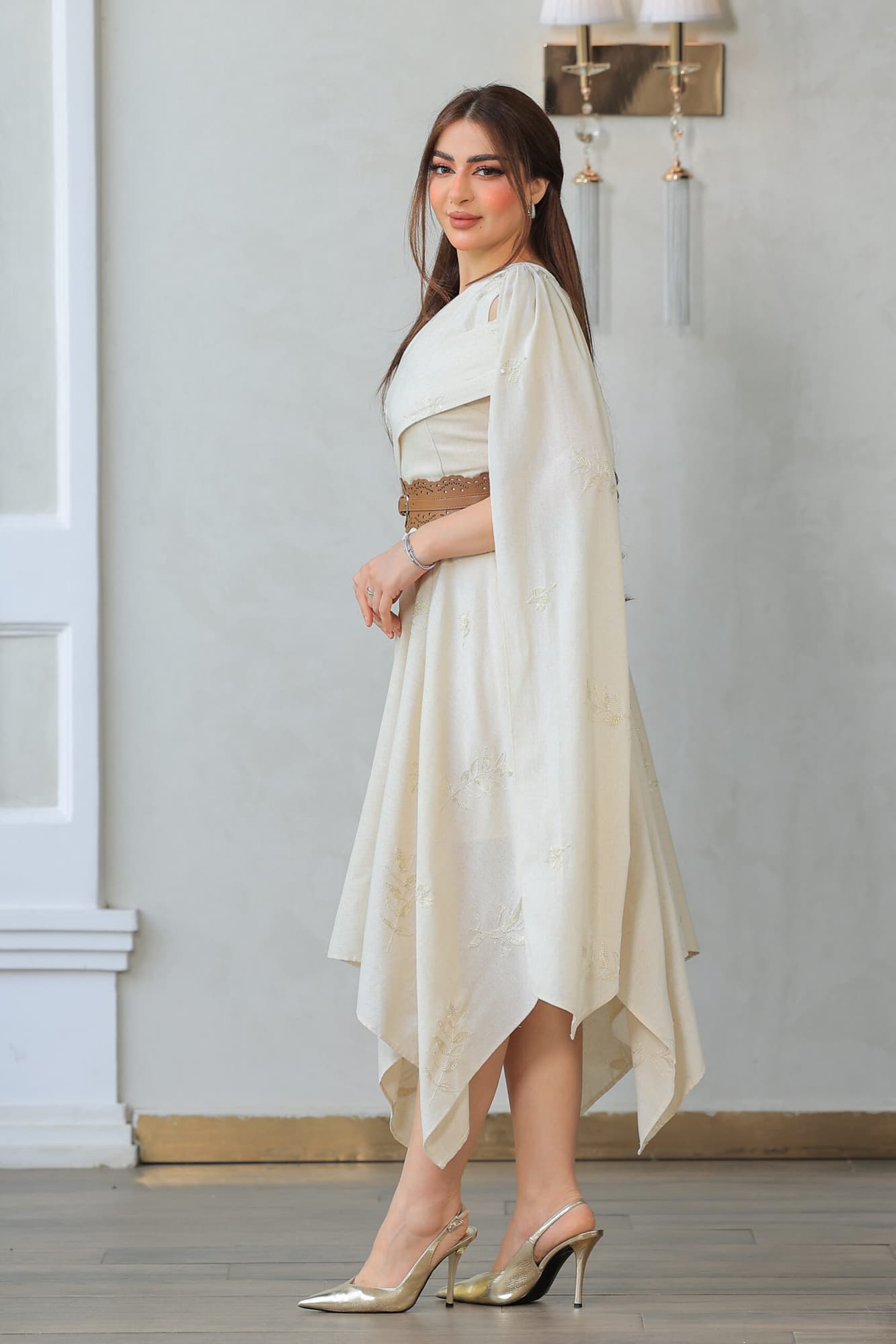 فستان راقٍ وأنيق يتميز بقصة غير متماثلة مع كتف مكشوف