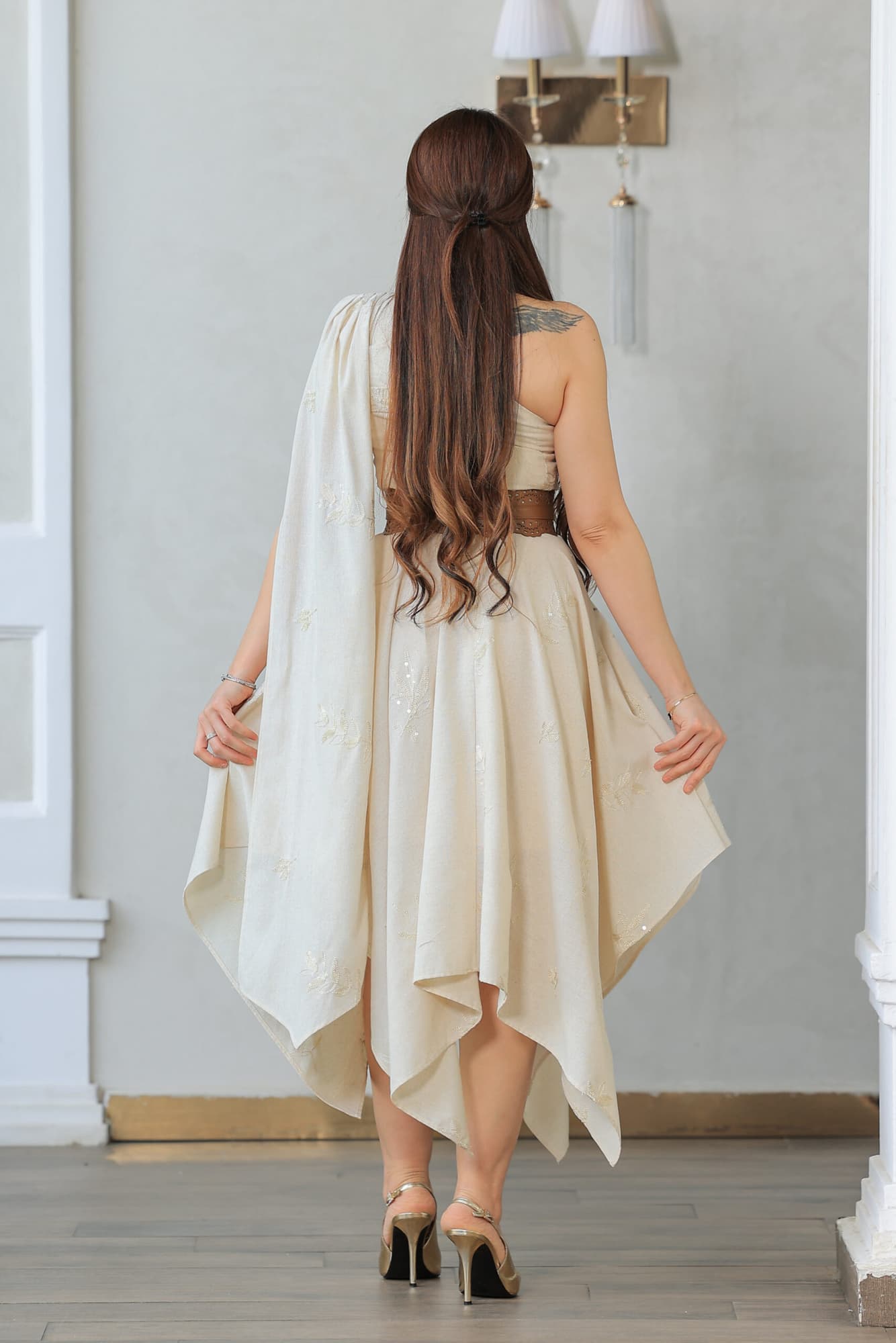 فستان راقٍ وأنيق يتميز بقصة غير متماثلة مع كتف مكشوف