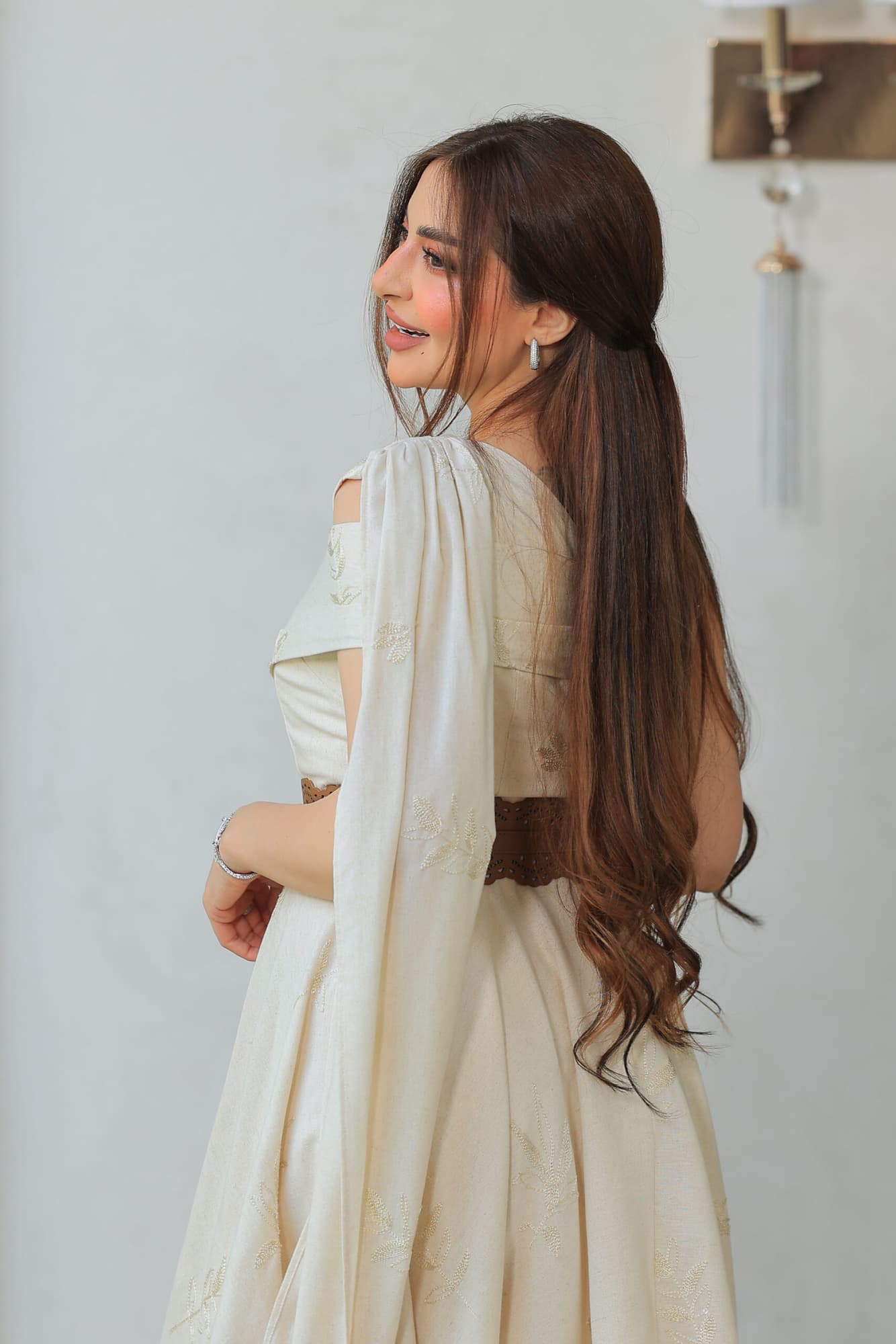 فستان راقٍ وأنيق يتميز بقصة غير متماثلة مع كتف مكشوف