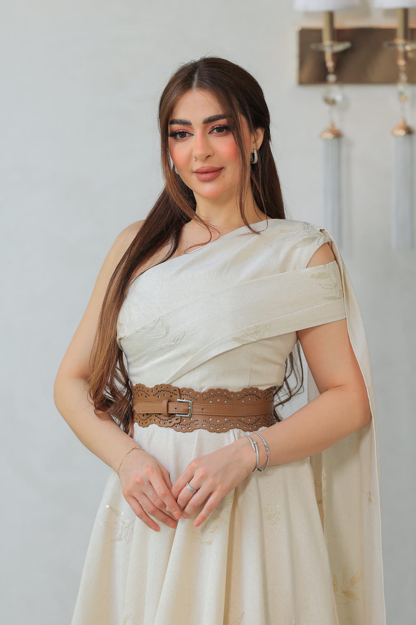 فستان راقٍ وأنيق يتميز بقصة غير متماثلة مع كتف مكشوف