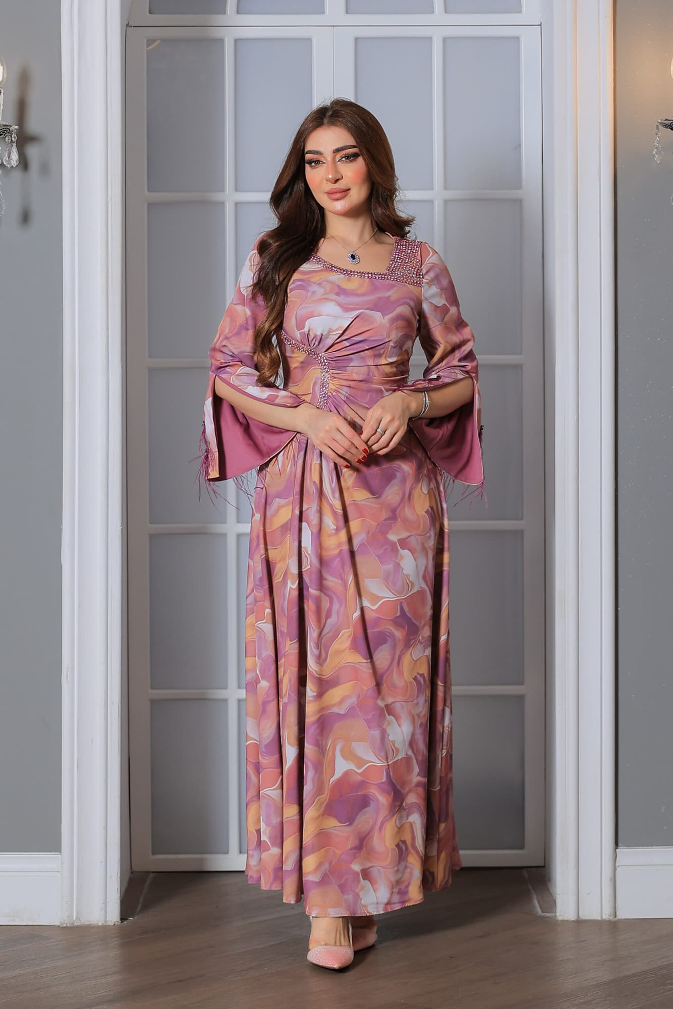 فستان ناعم بقصة أكمام مميزة مزينة بريش