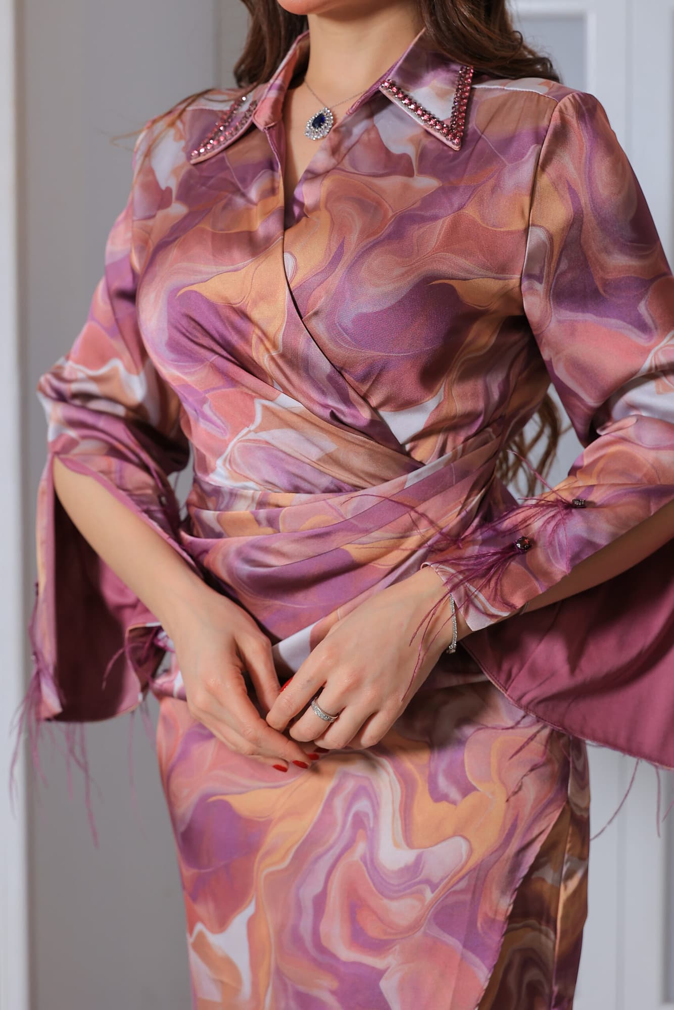 فستان ناعم يتميز بنقشة ماربل متداخلة بقصة لف عالجسم لحمي