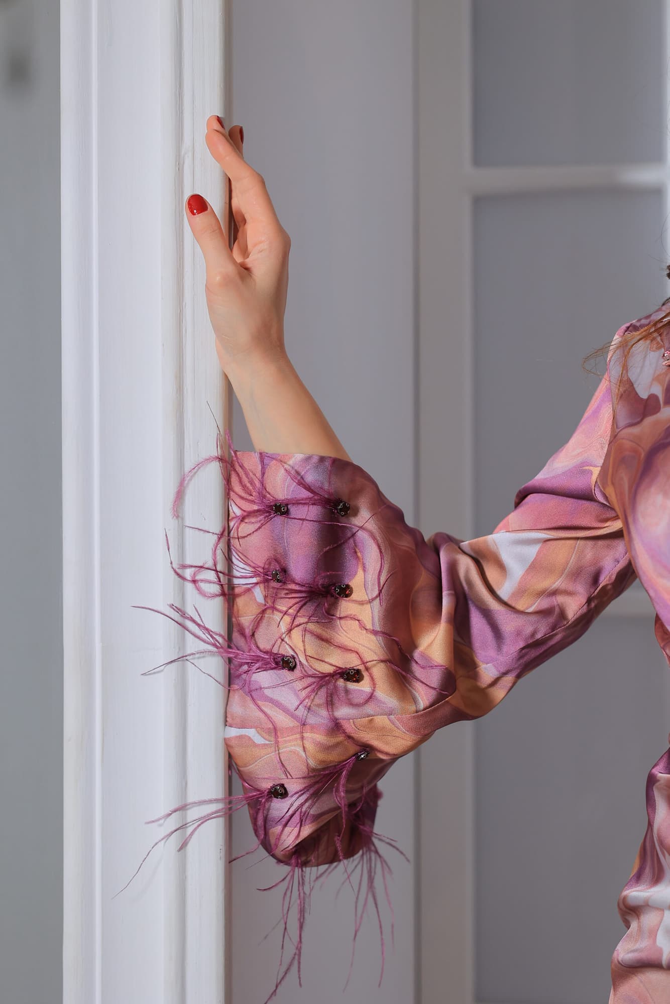 فستان ناعم يتميز بنقشة ماربل متداخلة بقصة لف عالجسم