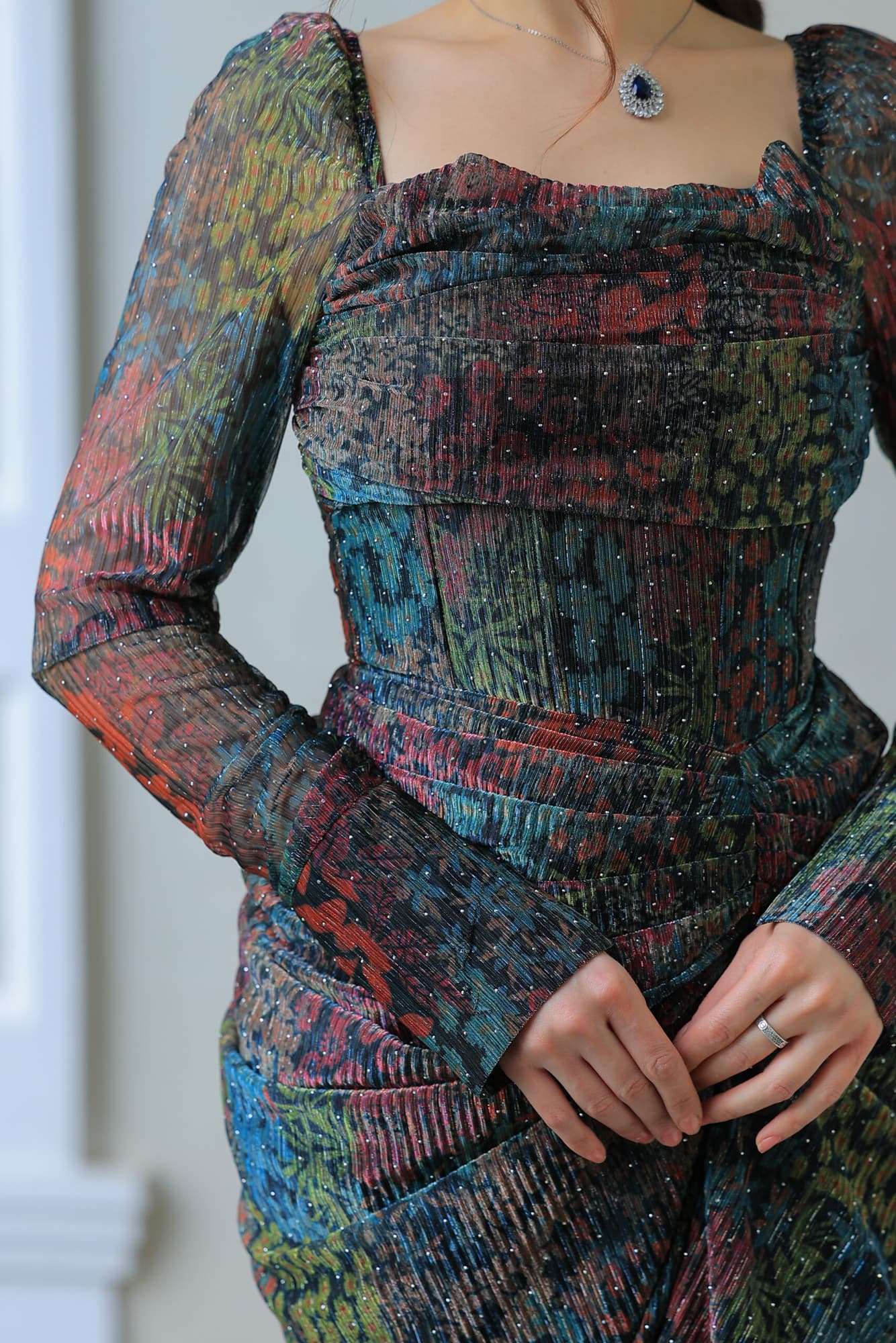 فستان ميدي ملون بقصة متدرجة عند الخصر اسود