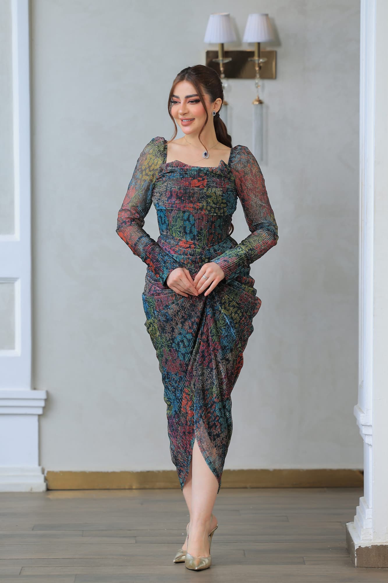 فستان ميدي ملون بقصة متدرجة عند الخصر