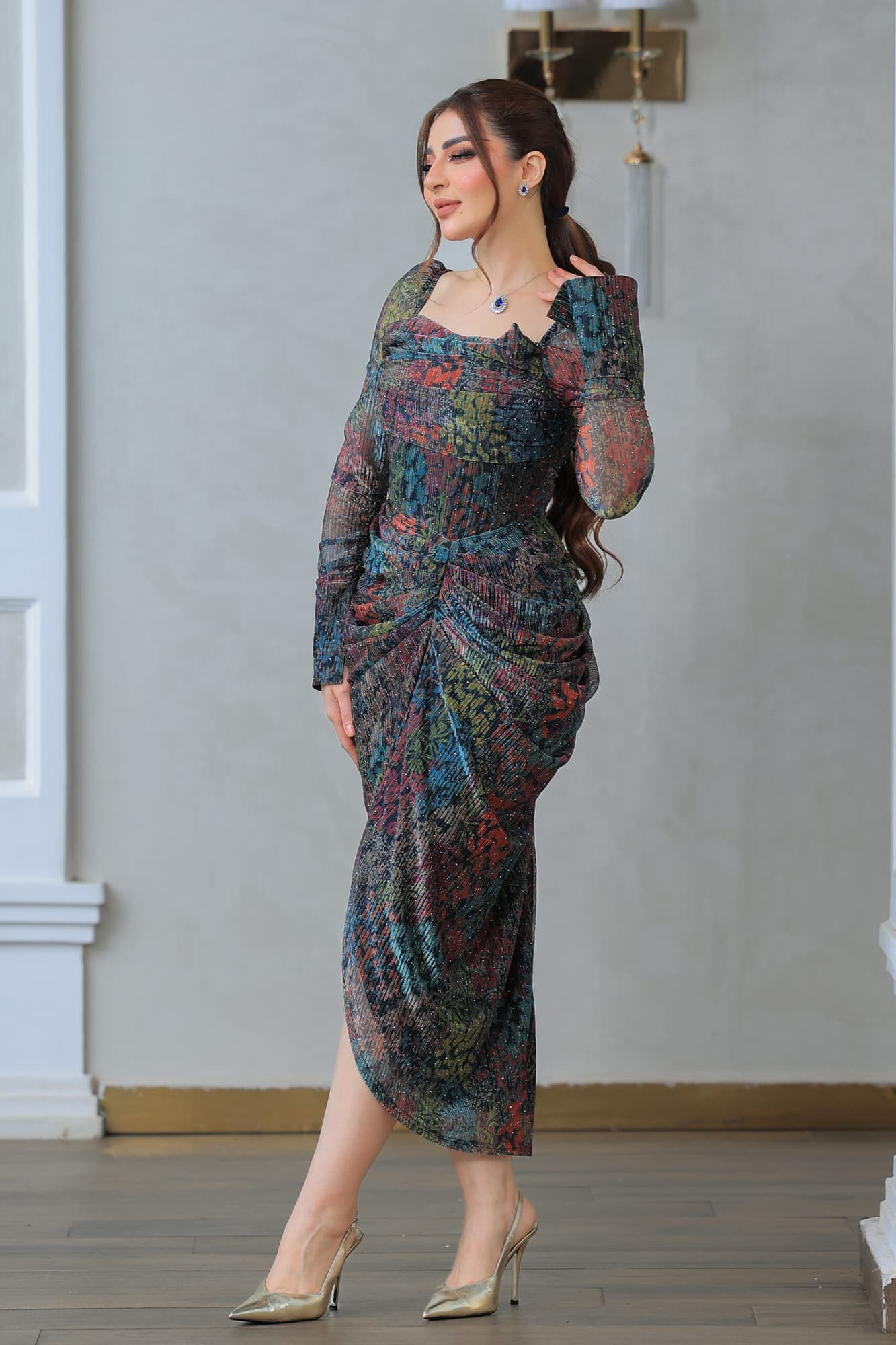 فستان ميدي ملون بقصة متدرجة عند الخصر