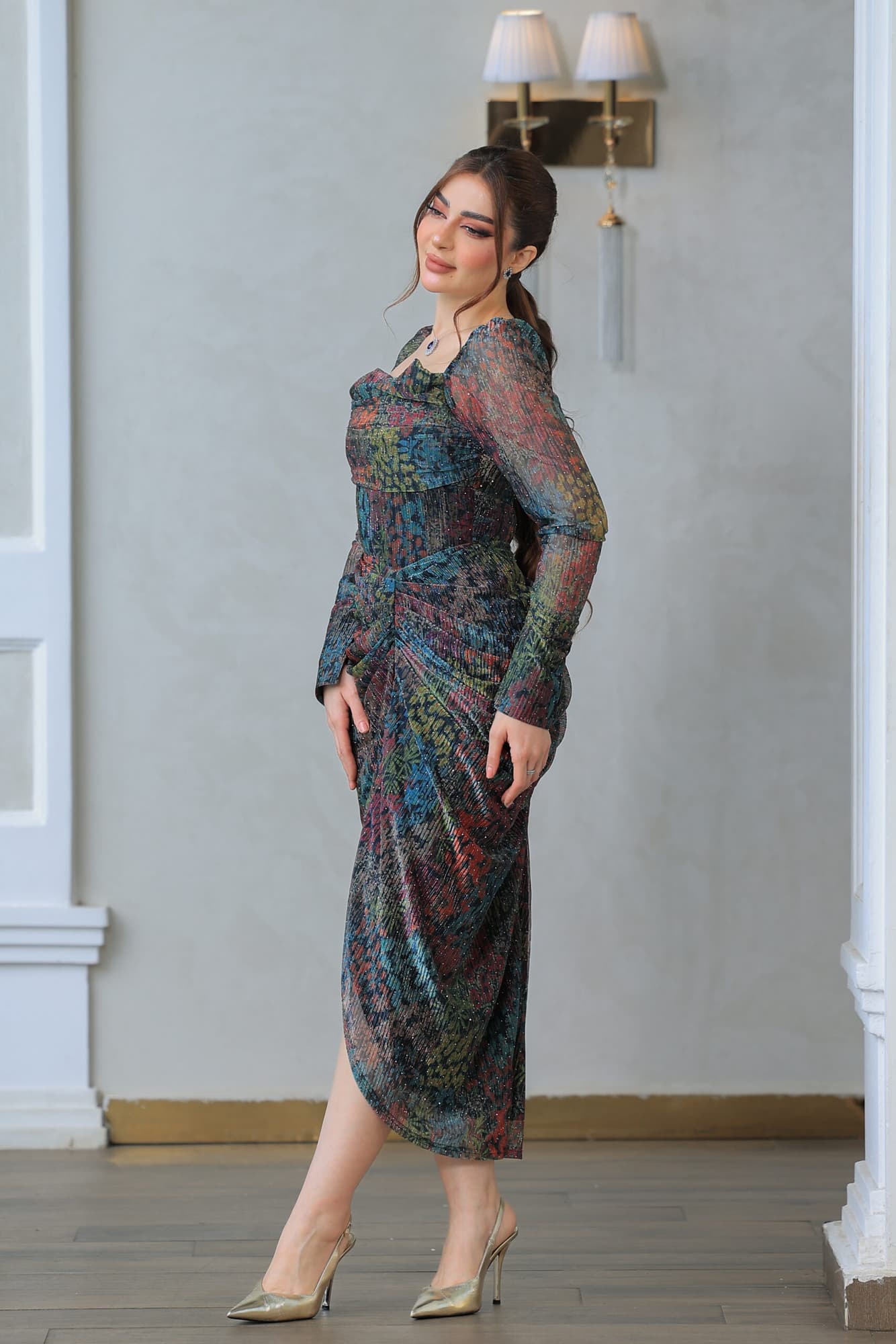 فستان ميدي ملون بقصة متدرجة عند الخصر