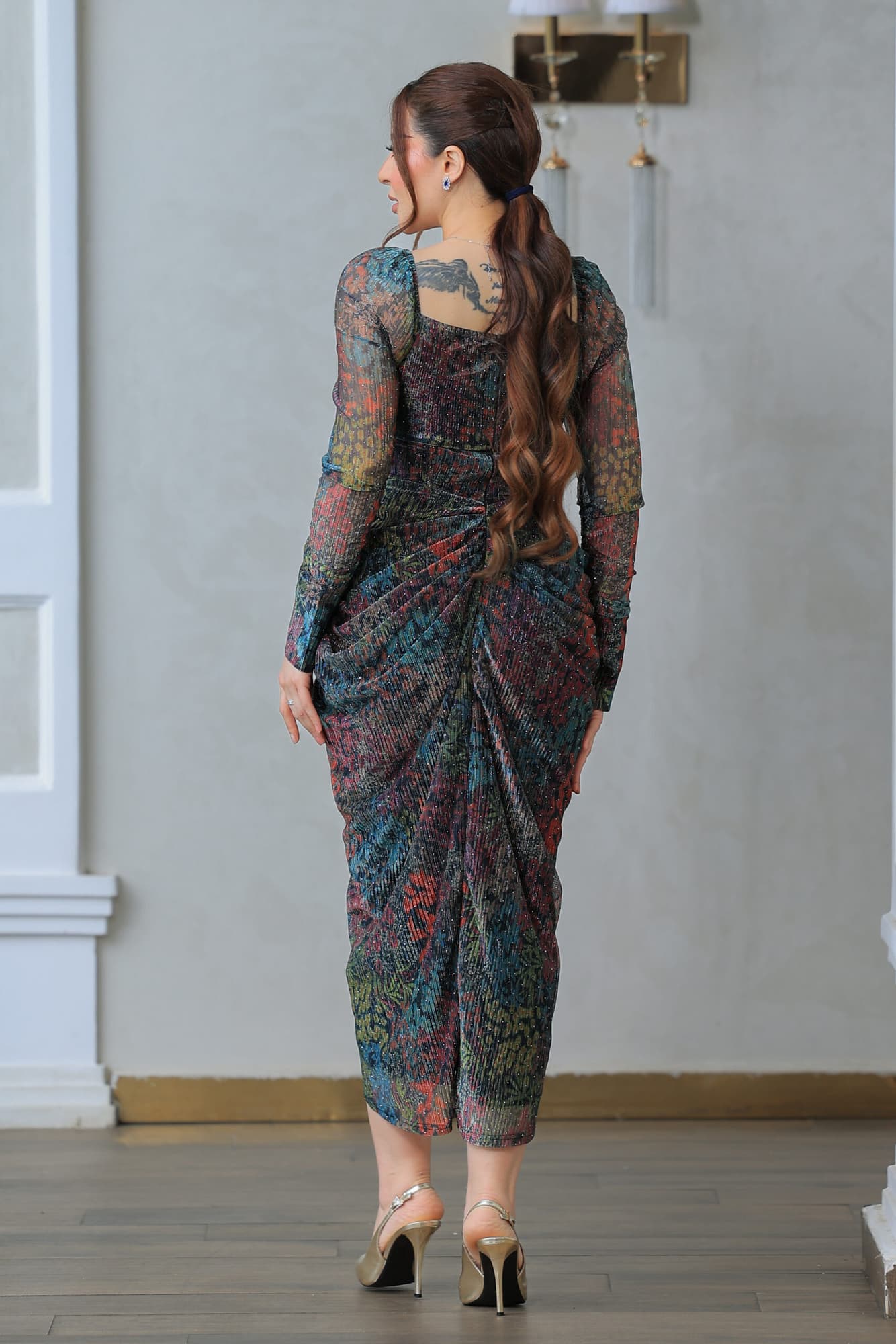 فستان ميدي ملون بقصة متدرجة عند الخصر