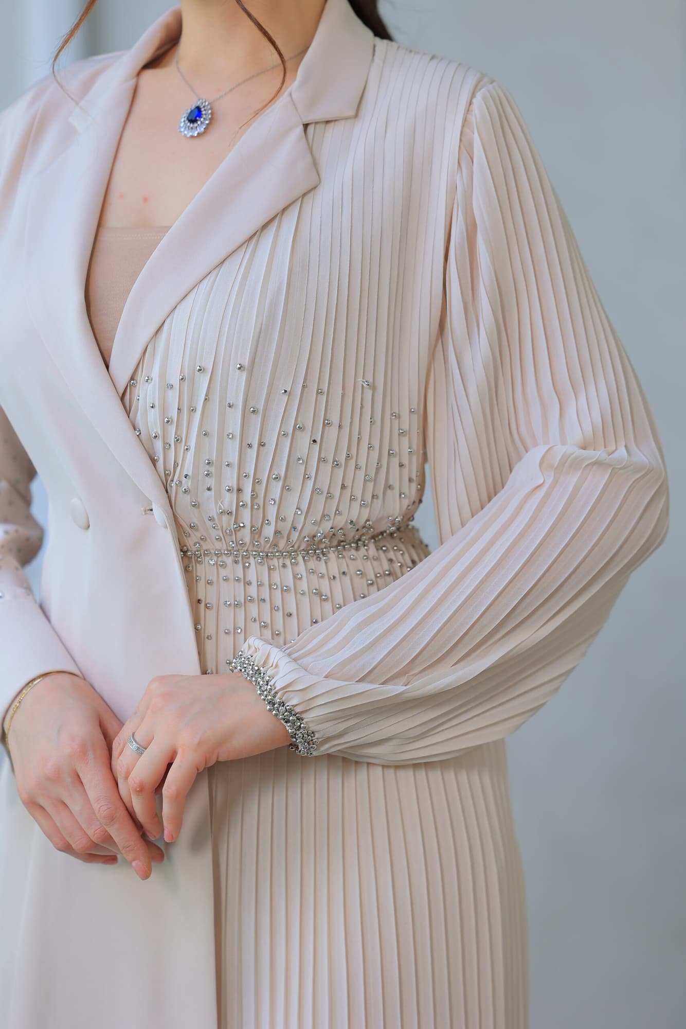 فستان أنيق يتميز بتصميمه الكلاسيكي يجمع بين الأناقة والبساطة