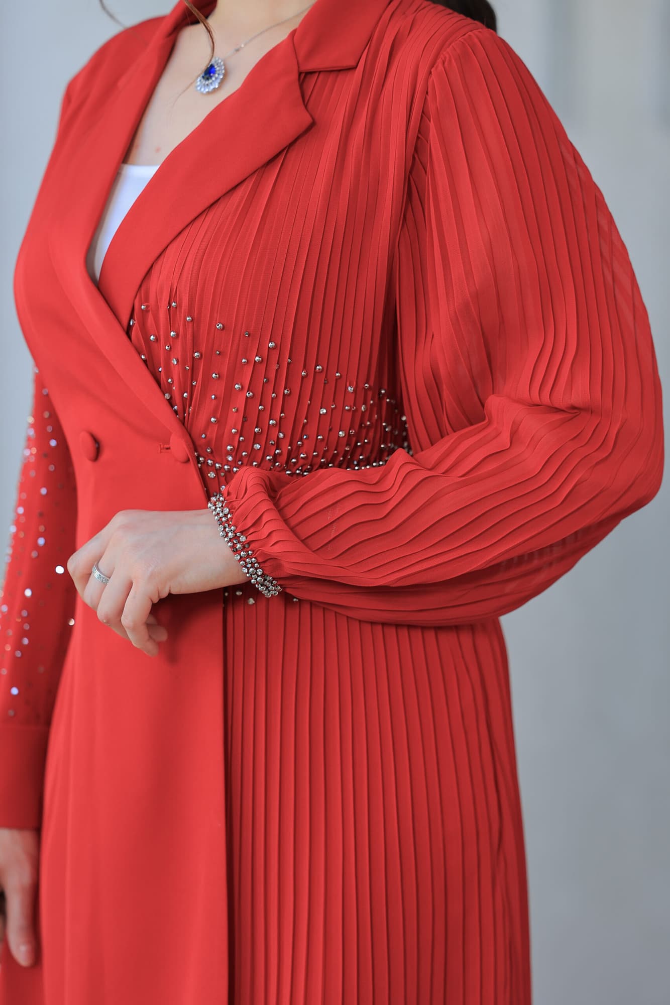 فستان أنيق يتميز بتصميمه الكلاسيكي يجمع بين الأناقة والبساطة