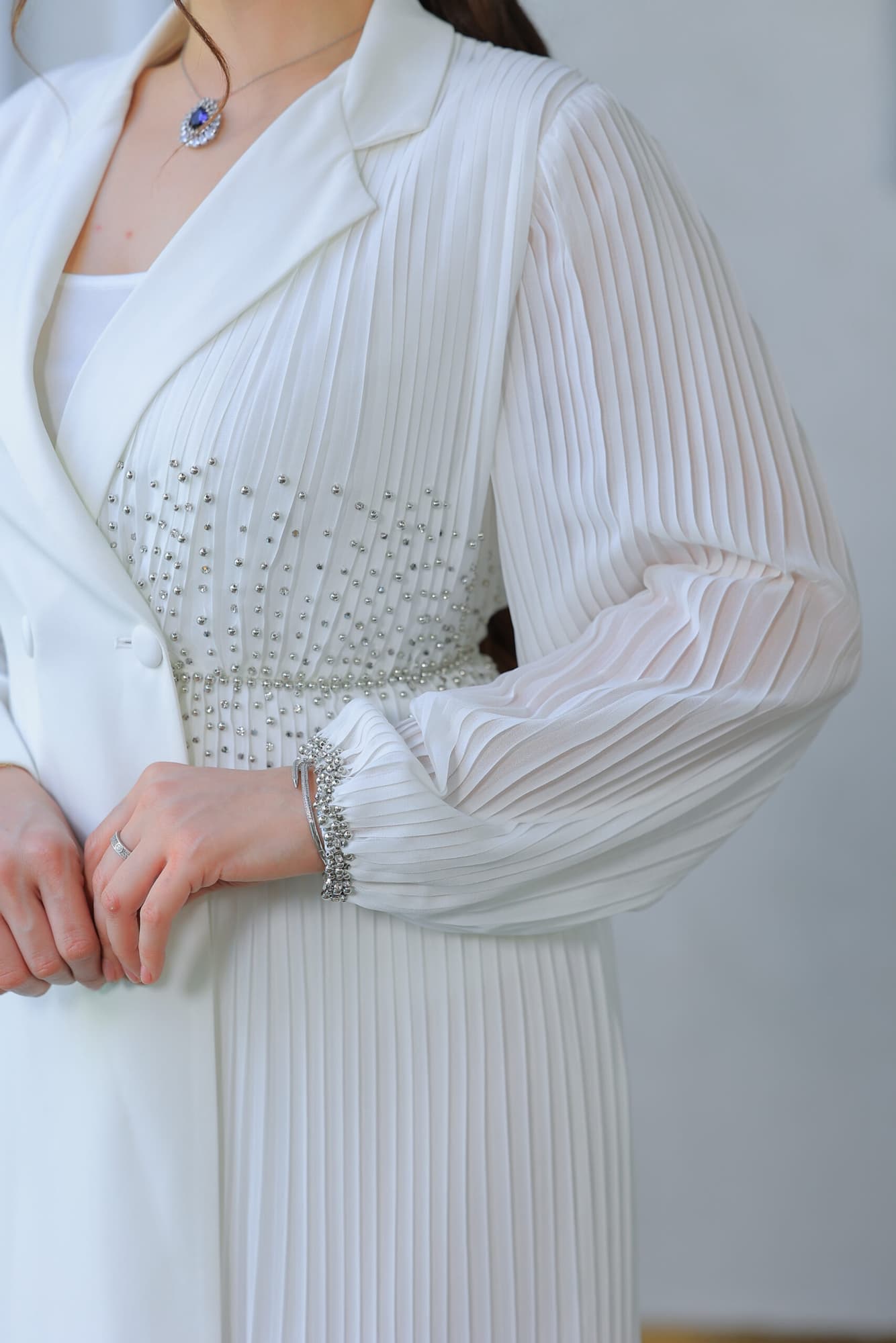 فستان أنيق يتميز بتصميمه الكلاسيكي يجمع بين الأناقة والبساطة ابيض