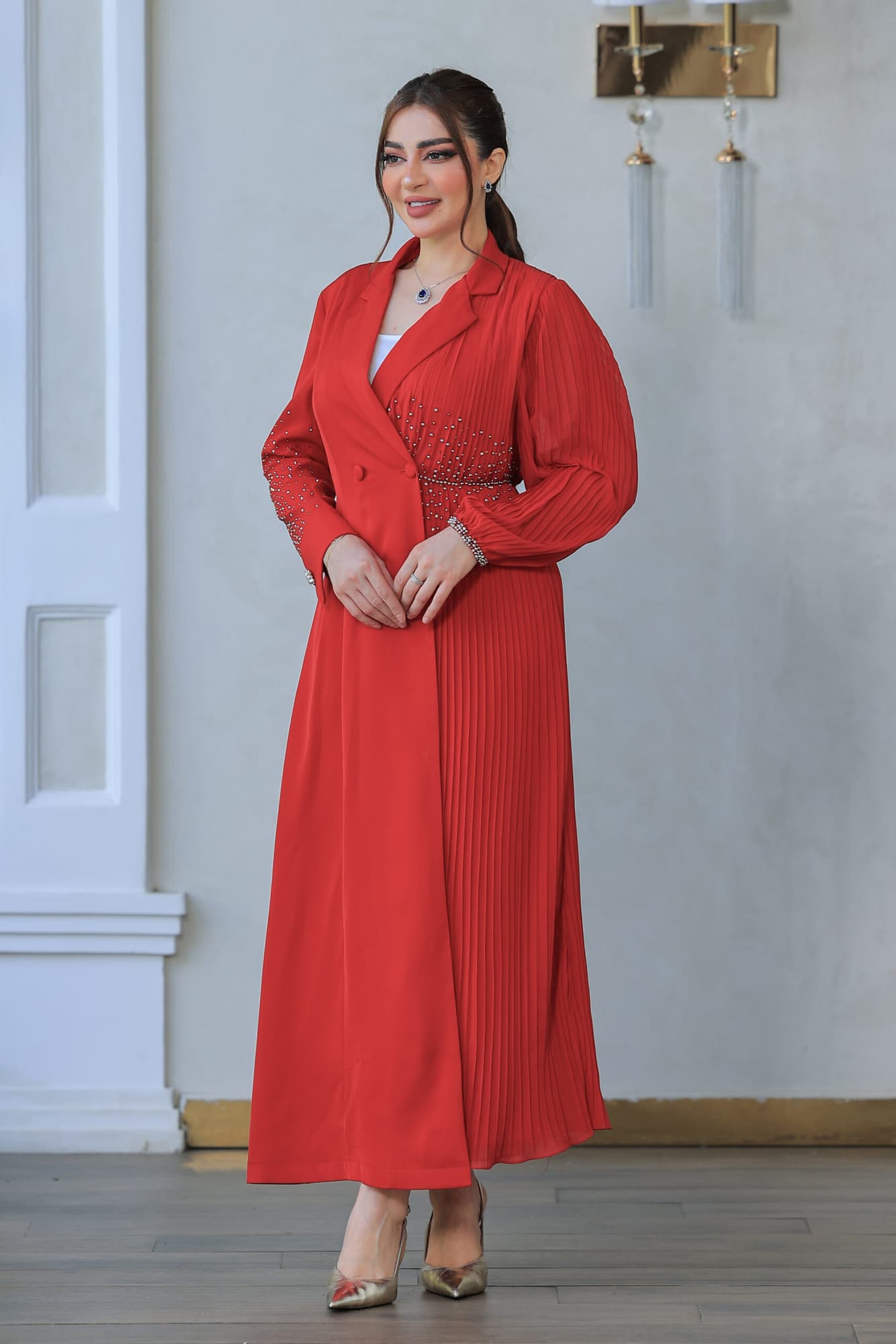 فستان أنيق يتميز بتصميمه الكلاسيكي يجمع بين الأناقة والبساطة