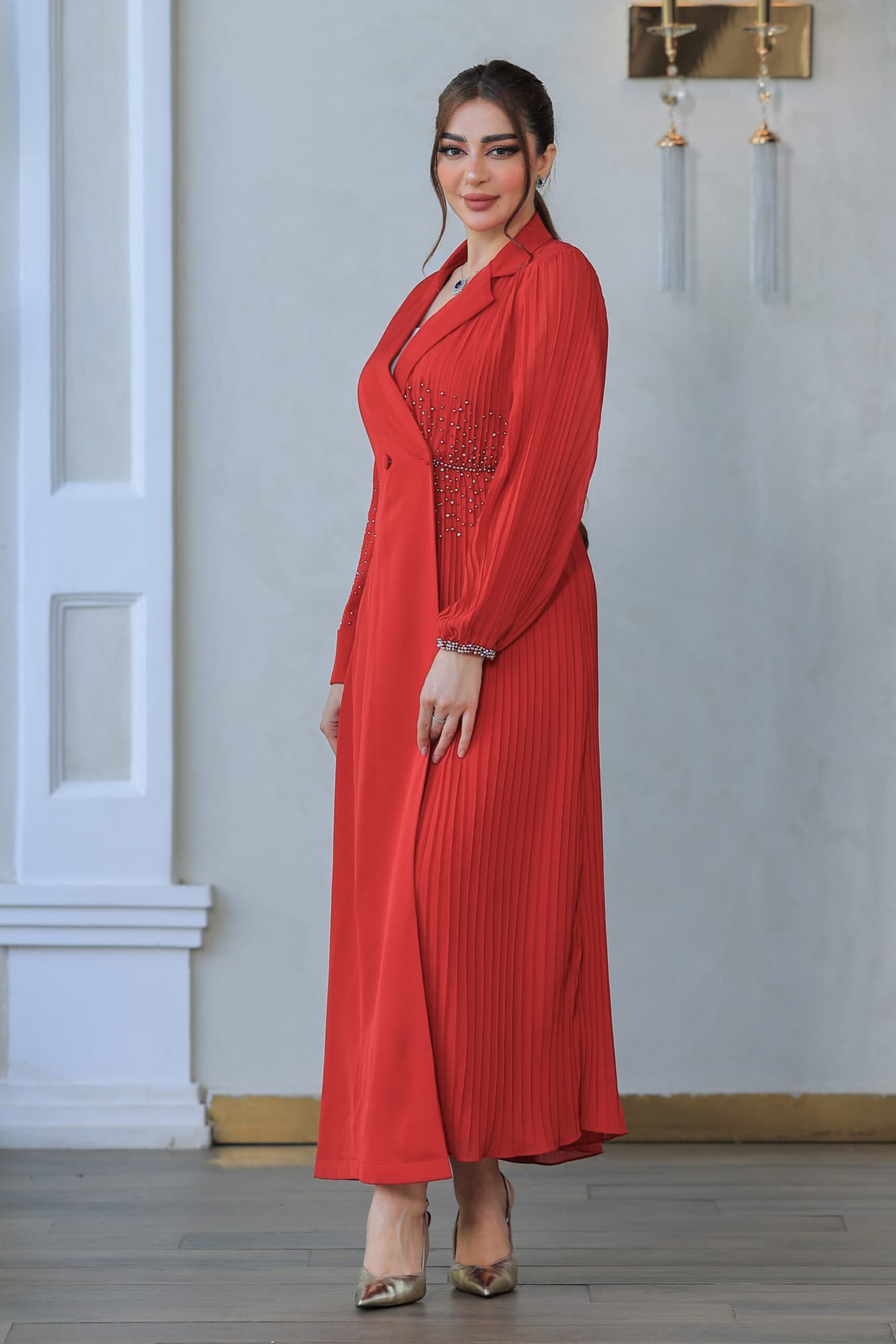 فستان أنيق يتميز بتصميمه الكلاسيكي يجمع بين الأناقة والبساطة