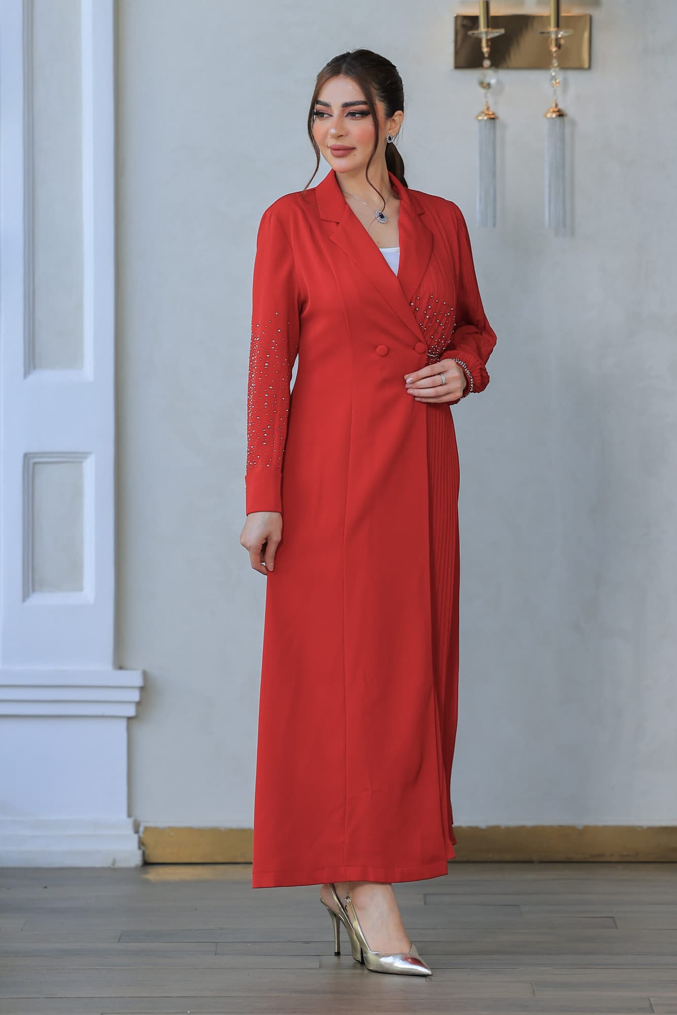 فستان أنيق يتميز بتصميمه الكلاسيكي يجمع بين الأناقة والبساطة