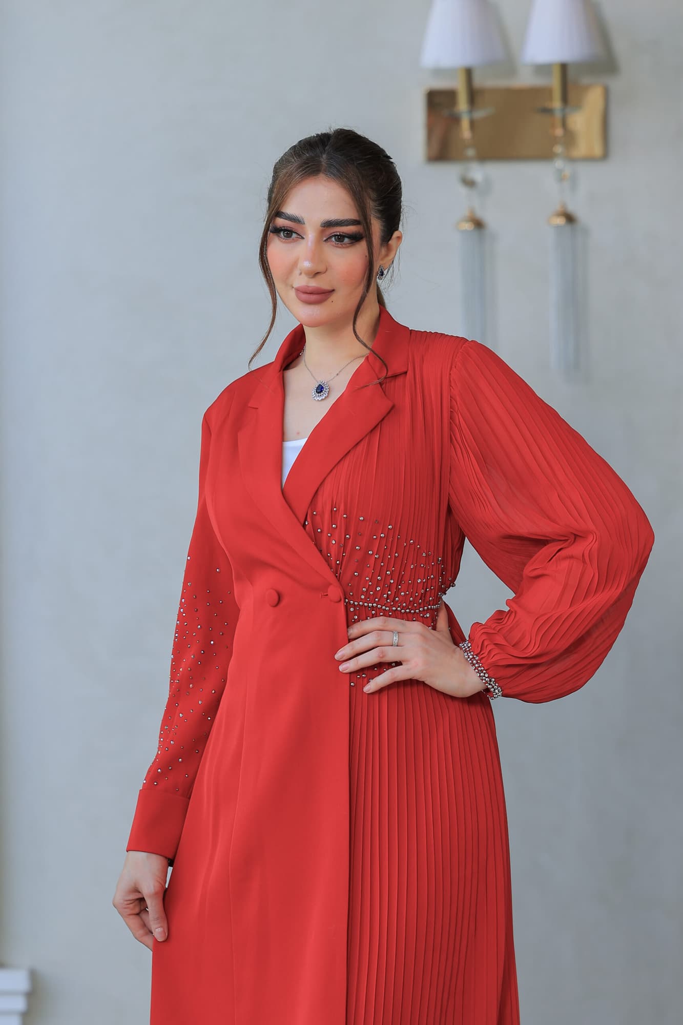 فستان أنيق يتميز بتصميمه الكلاسيكي يجمع بين الأناقة والبساطة