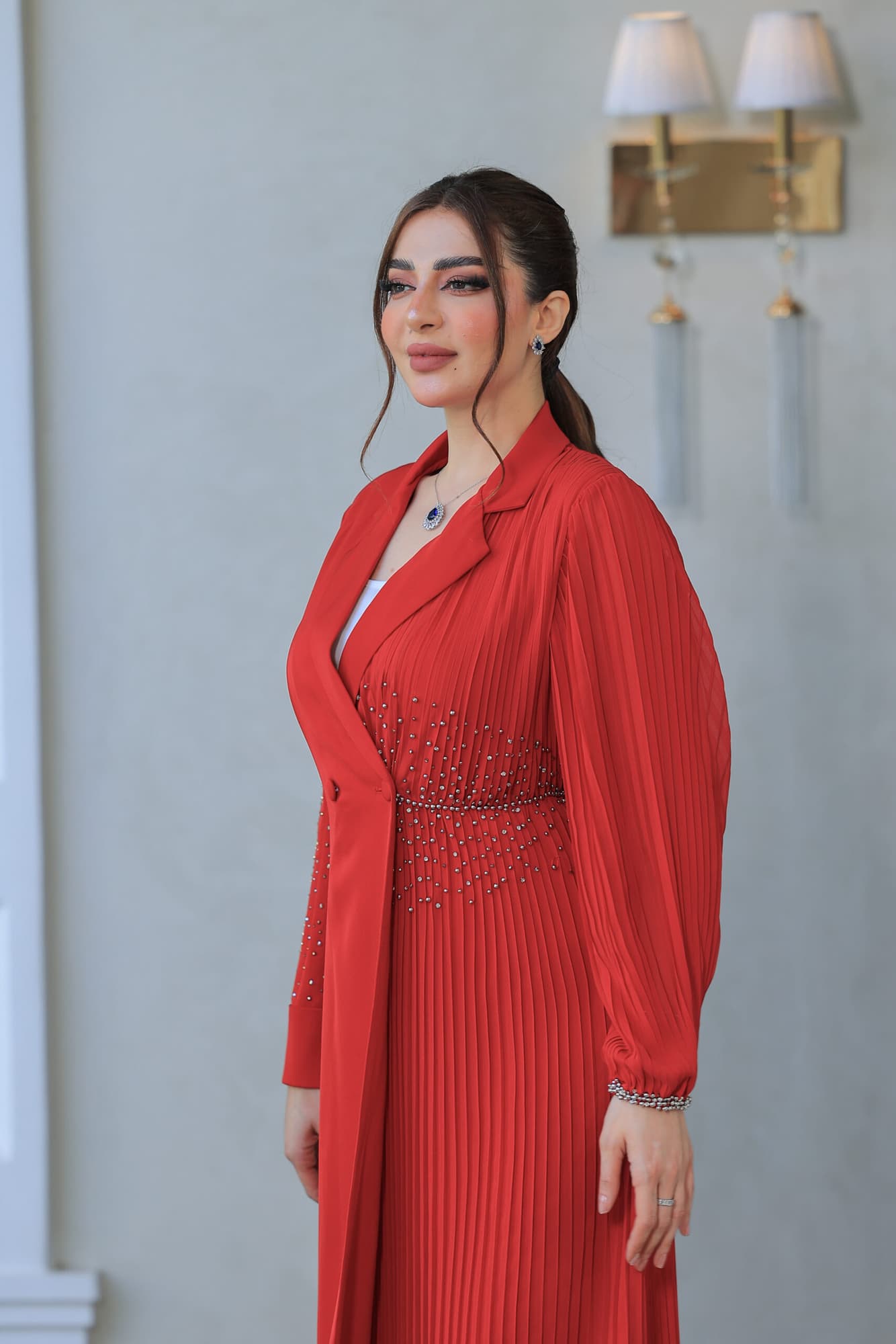 فستان أنيق يتميز بتصميمه الكلاسيكي يجمع بين الأناقة والبساطة