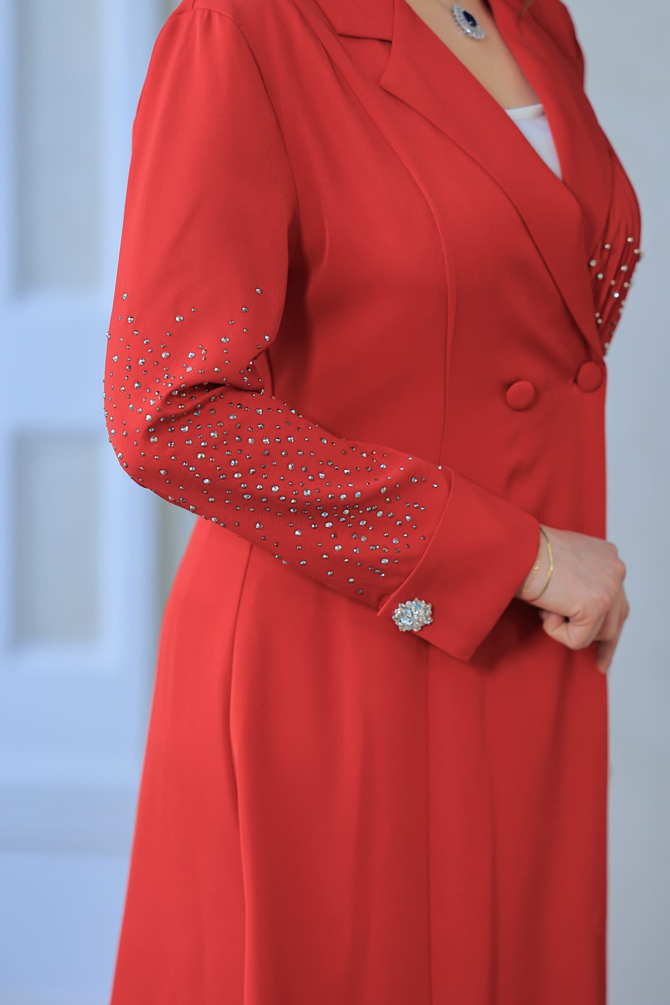 فستان أنيق يتميز بتصميمه الكلاسيكي يجمع بين الأناقة والبساطة