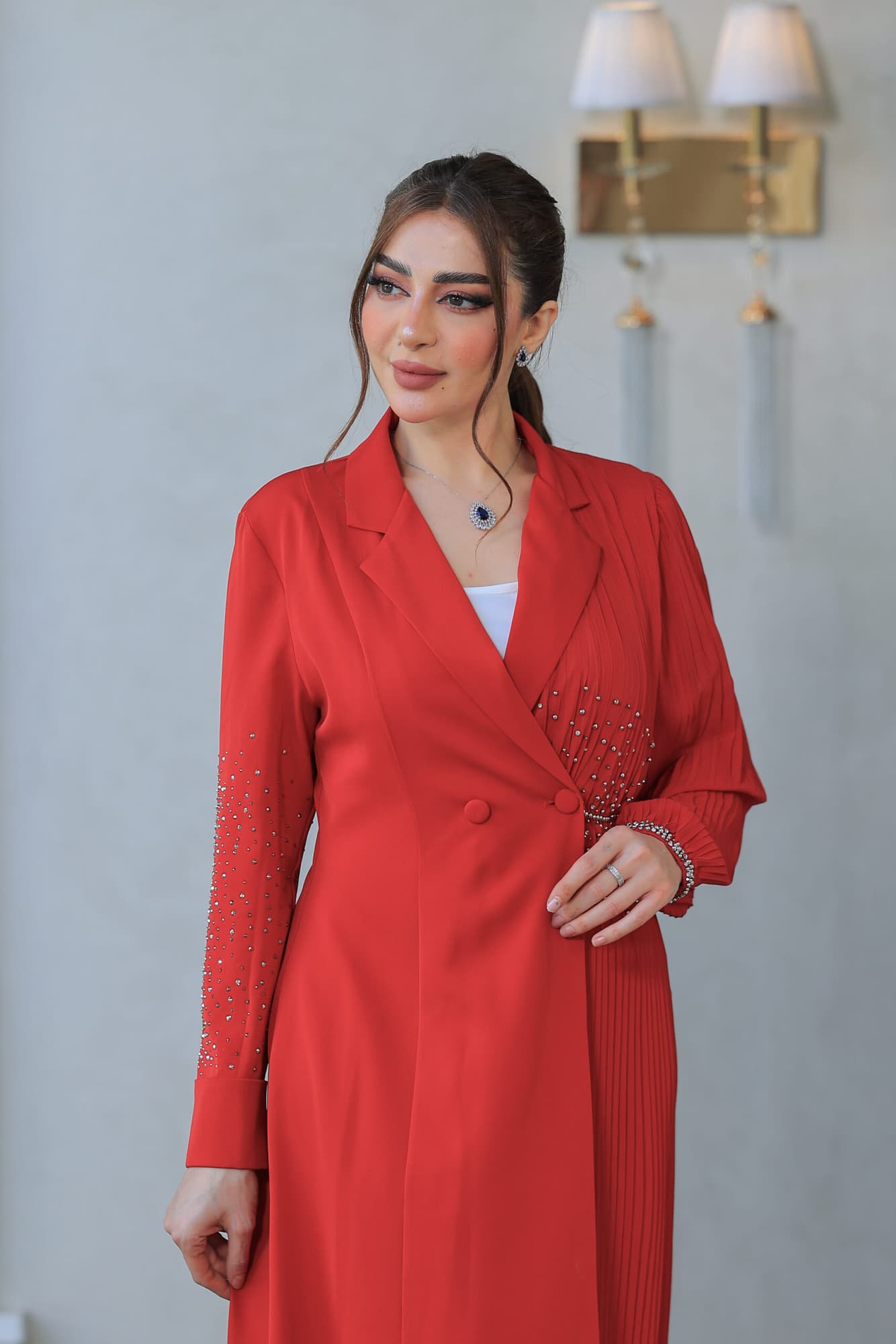 فستان أنيق يتميز بتصميمه الكلاسيكي يجمع بين الأناقة والبساطة