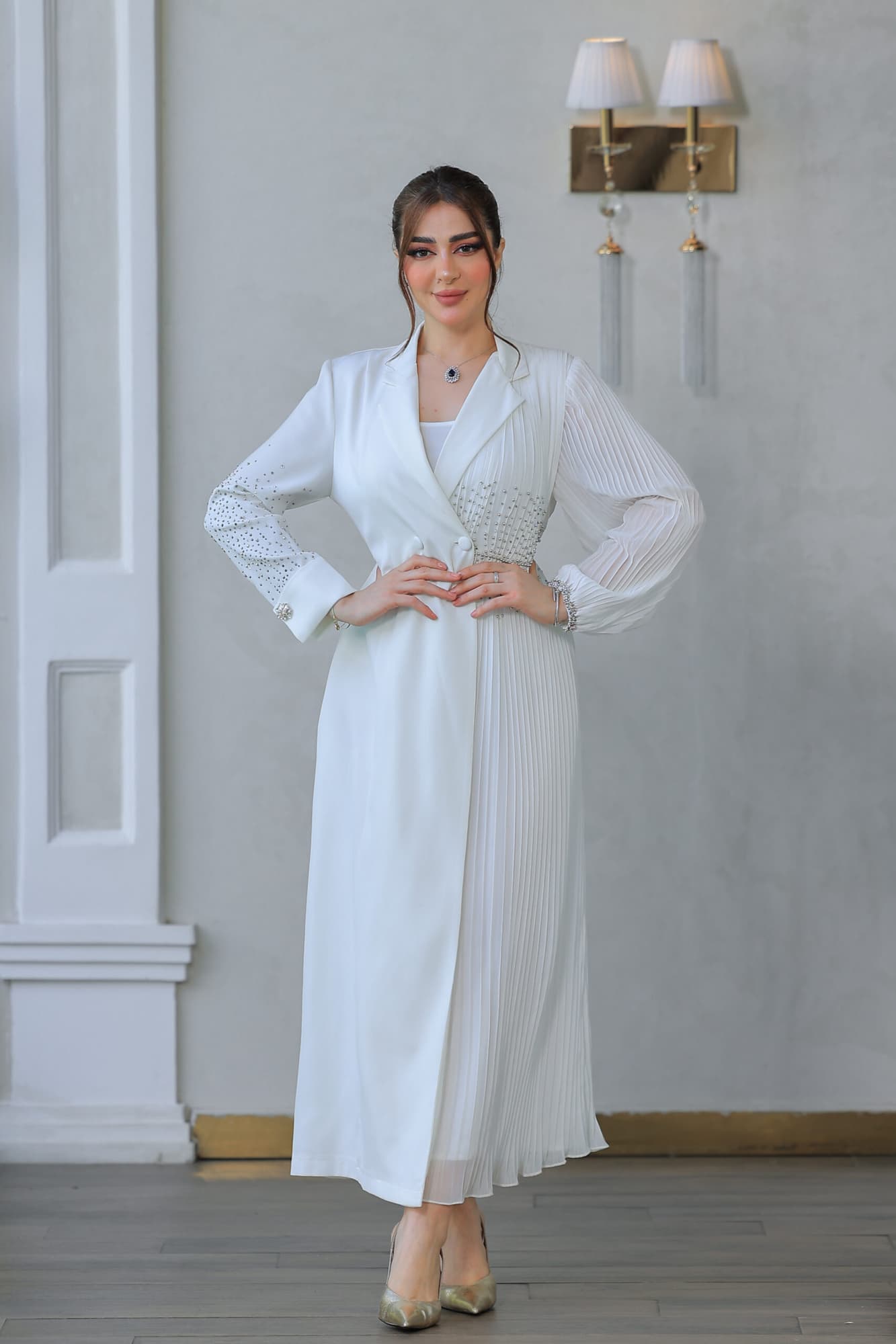 فستان أنيق يتميز بتصميمه الكلاسيكي يجمع بين الأناقة والبساطة