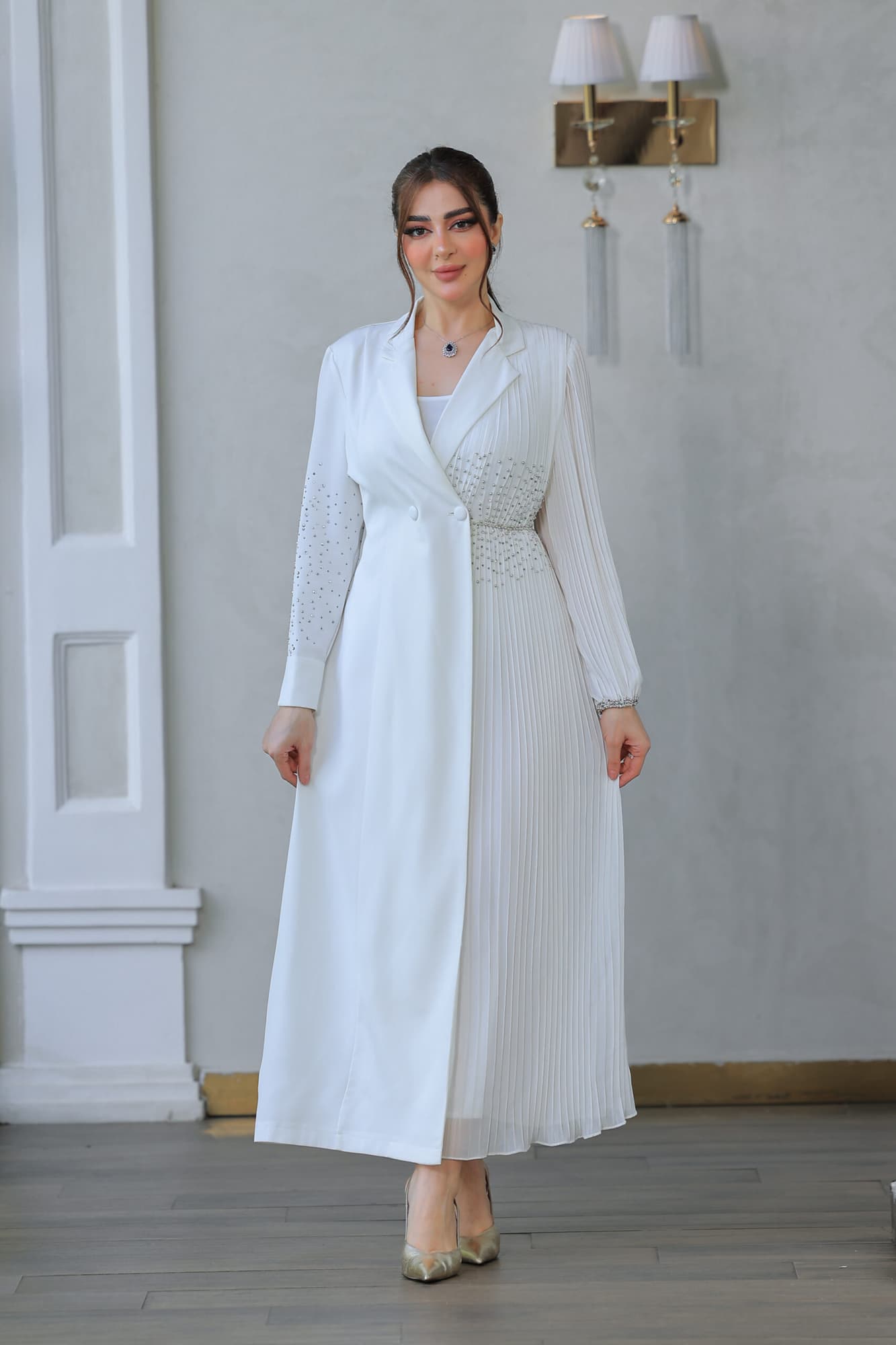 فستان أنيق يتميز بتصميمه الكلاسيكي يجمع بين الأناقة والبساطة