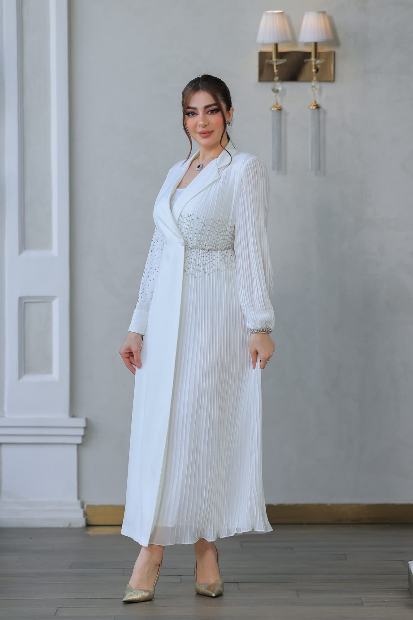 فستان أنيق يتميز بتصميمه الكلاسيكي يجمع بين الأناقة والبساطة