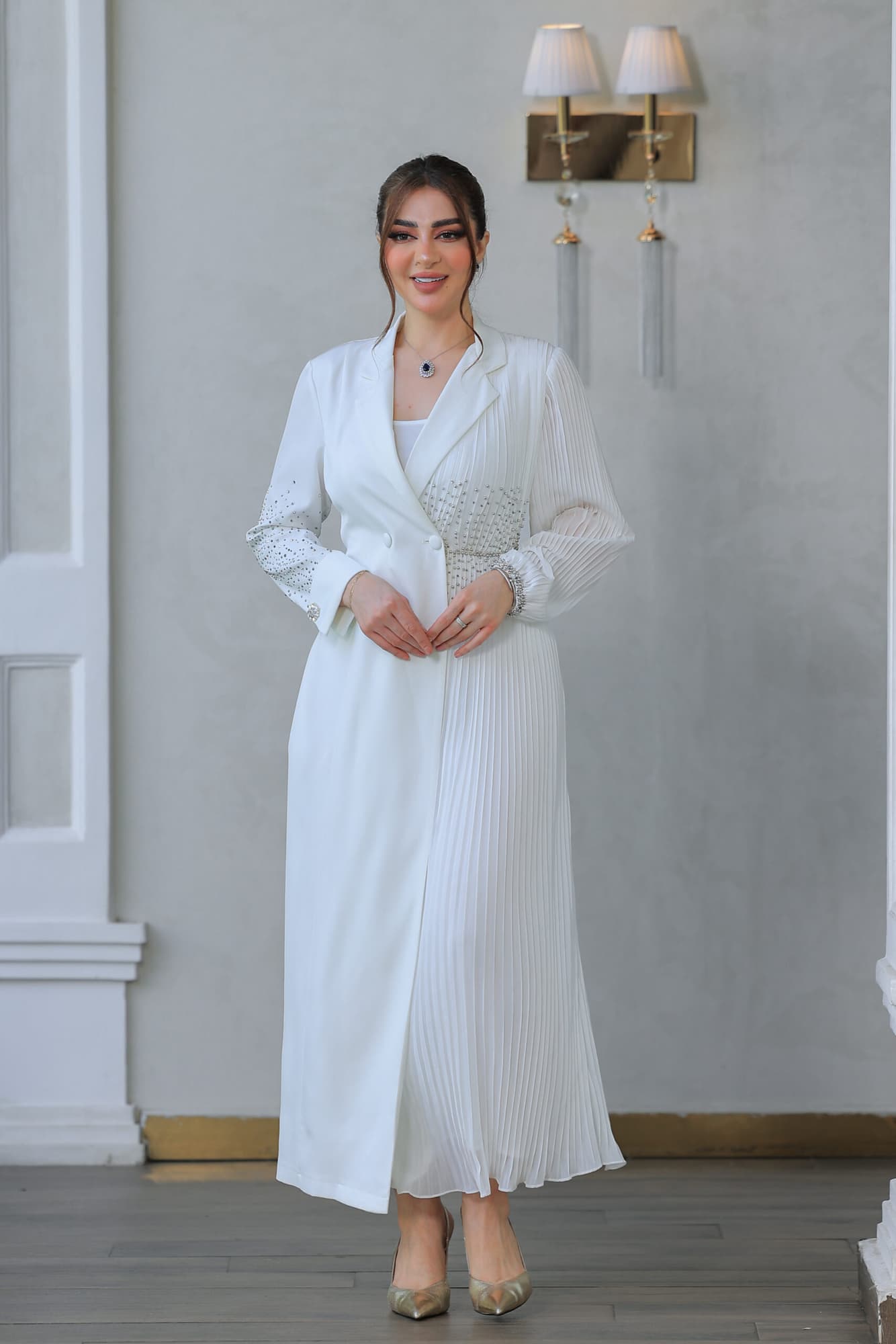 فستان أنيق يتميز بتصميمه الكلاسيكي يجمع بين الأناقة والبساطة