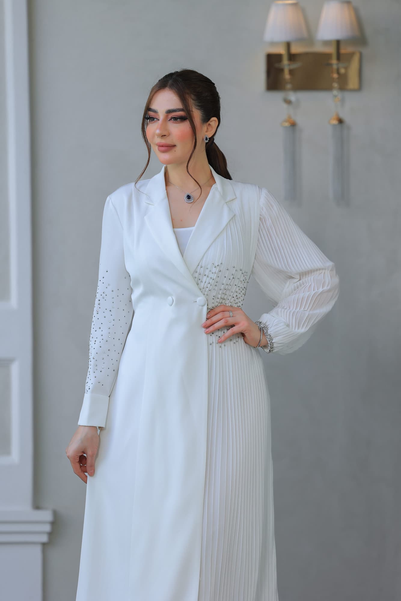 فستان أنيق يتميز بتصميمه الكلاسيكي يجمع بين الأناقة والبساطة