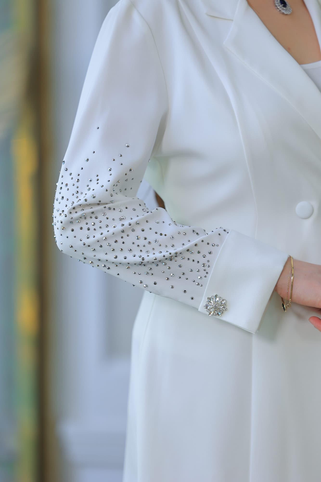 فستان أنيق يتميز بتصميمه الكلاسيكي يجمع بين الأناقة والبساطة