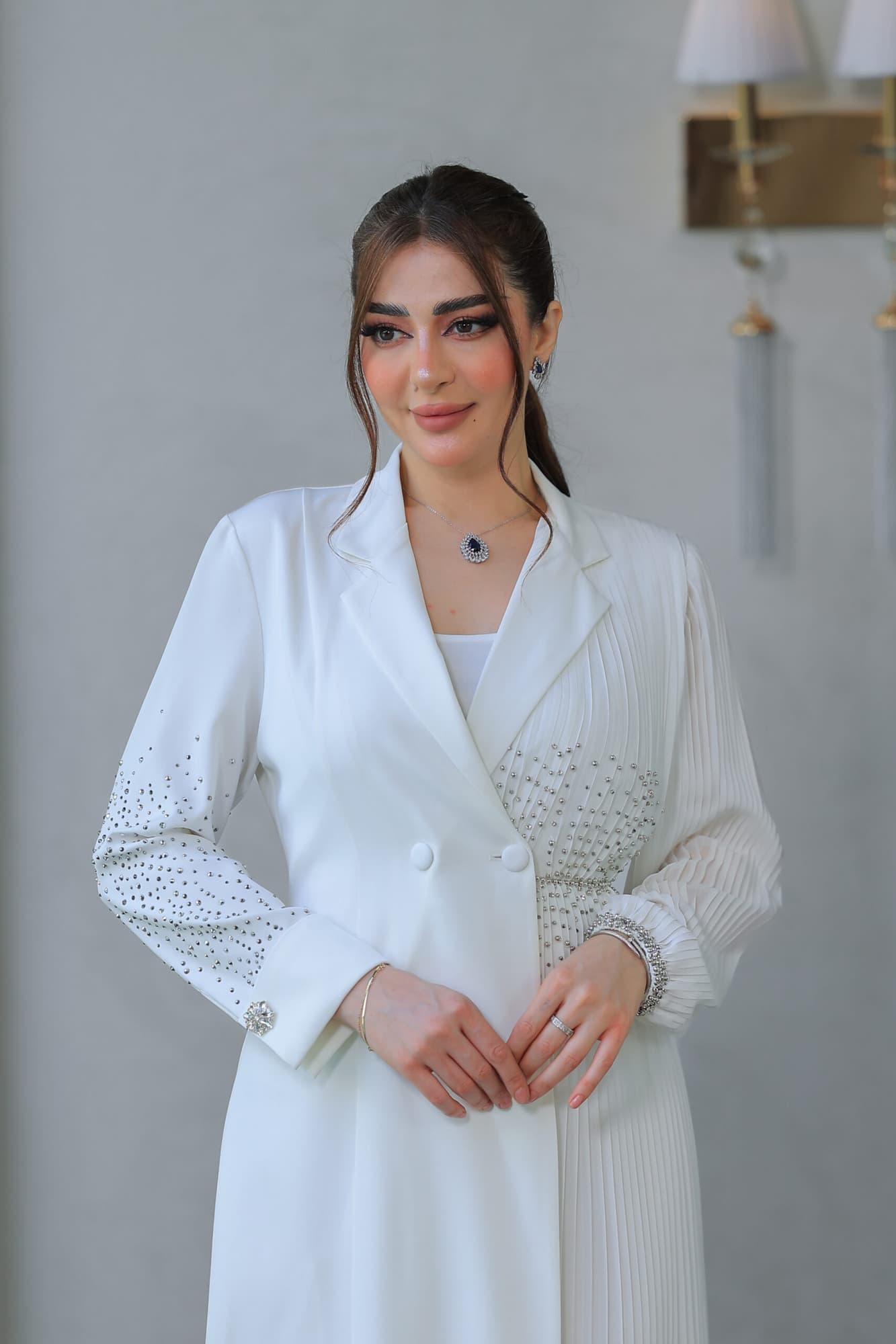 فستان أنيق يتميز بتصميمه الكلاسيكي يجمع بين الأناقة والبساطة