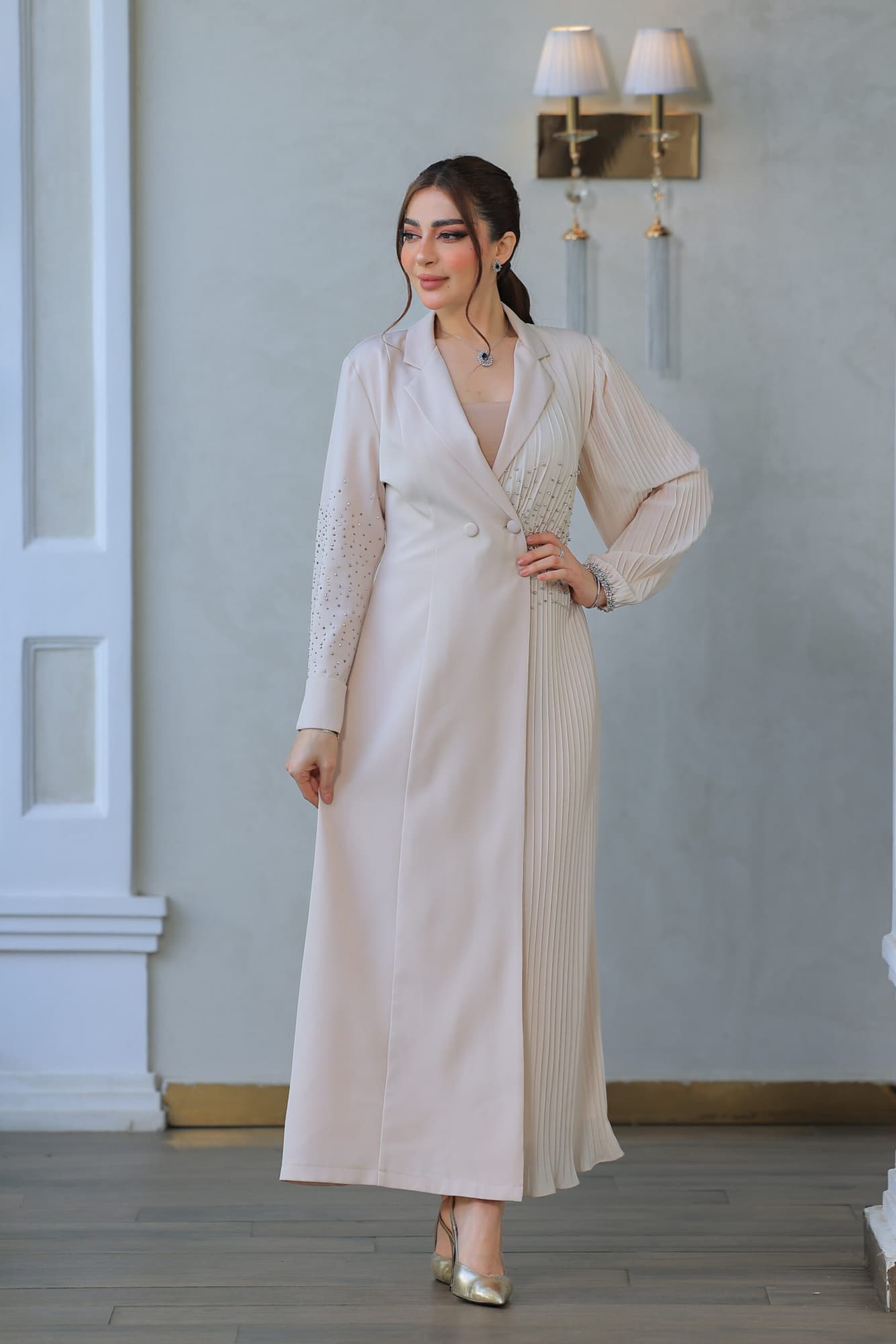 فستان أنيق يتميز بتصميمه الكلاسيكي يجمع بين الأناقة والبساطة